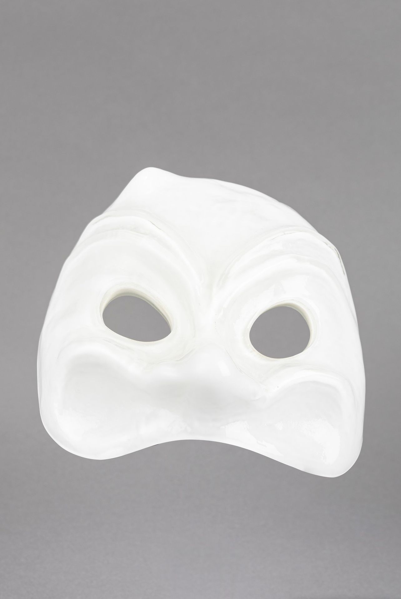 VENINI Máscara, 1990

h 17 x 17 x 10 cm
incamiciato vidrio blanco opalino.

Firm&hellip;