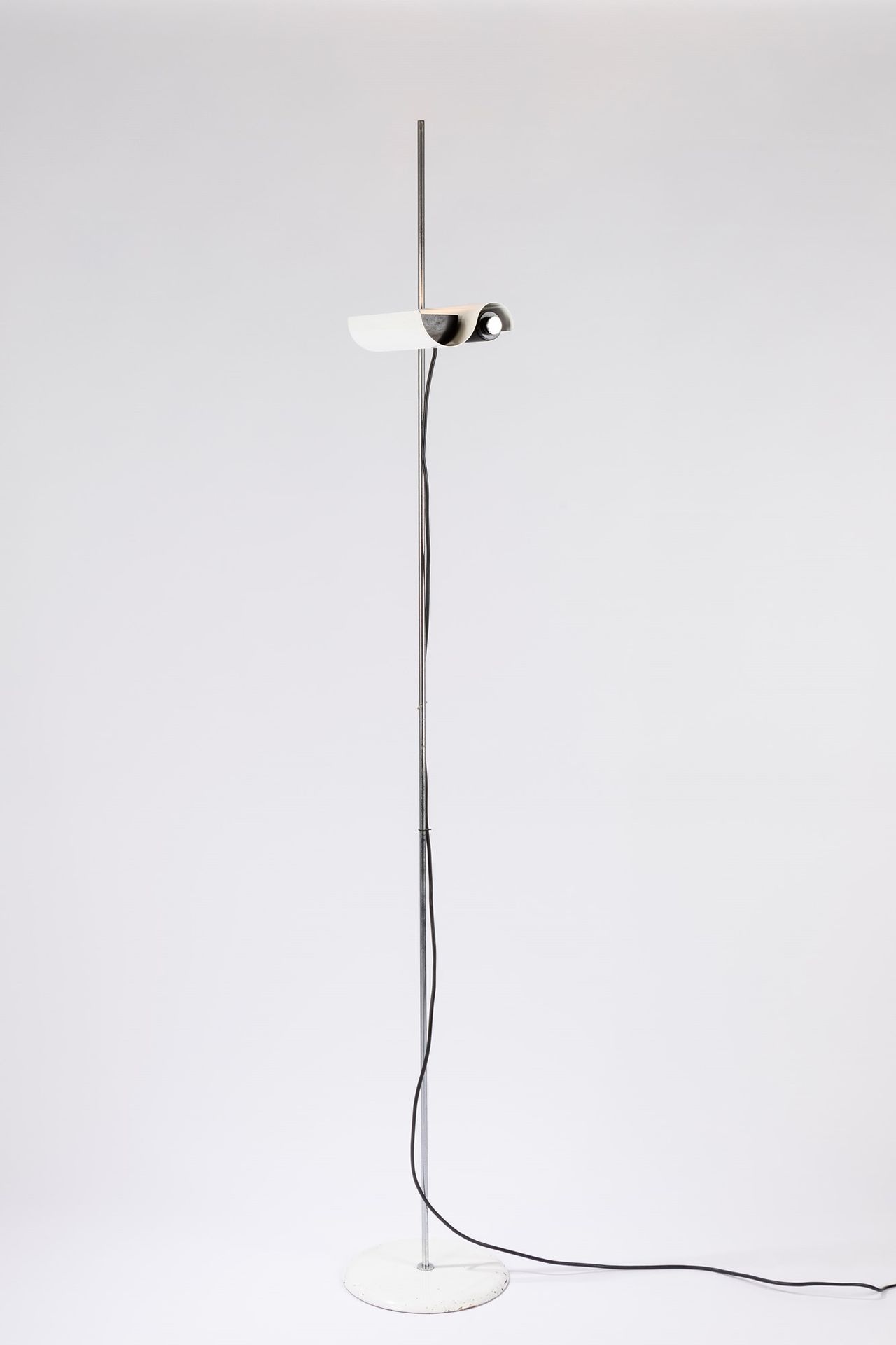 VICO MAGISTRETTI DIM 33, 1975

H 200 x diam 30 cm
floor lamp with dimmer giving &hellip;