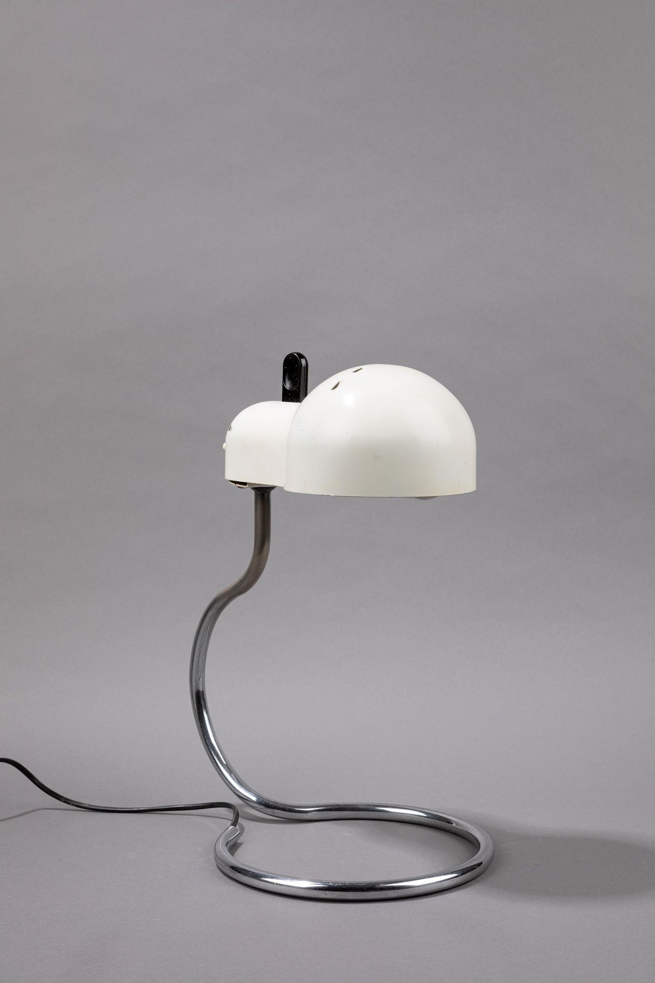 Joe Colombo Mini Topo, 1970

h 36 x diam 20 cm
可调节的台灯。经清漆处理的白色金属。Stilnovo制造。