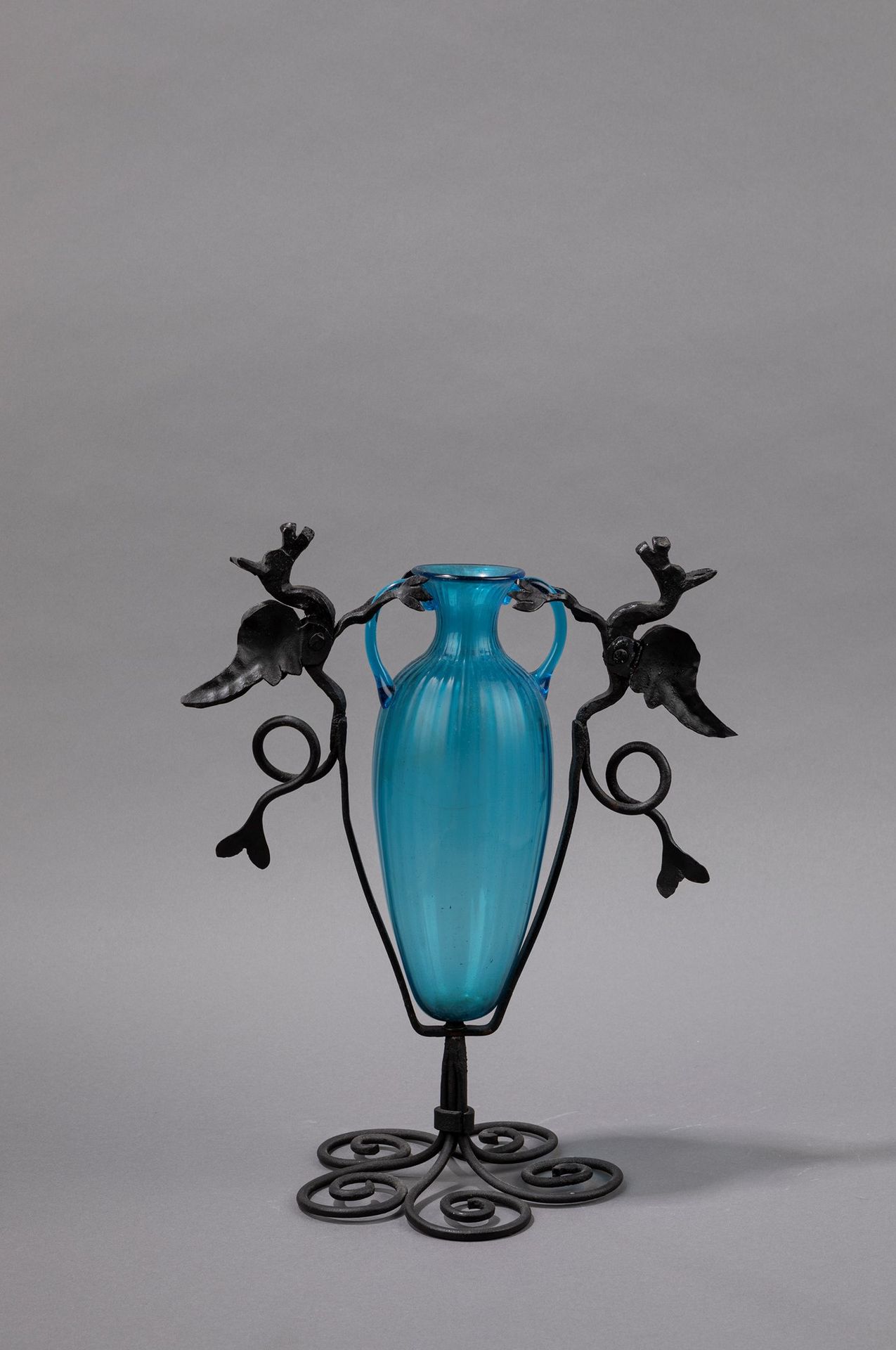 Umberto Bellotto - Fratelli Toso 花瓶，1930年左右

h 33 x 26 cm
穆拉诺吹塑玻璃和锻铁底座。