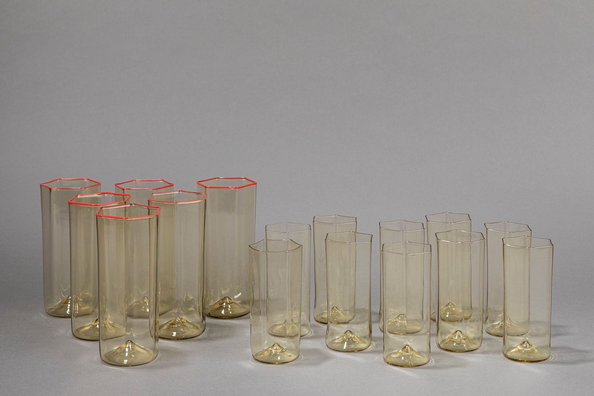 CARLO SCARPA 套装，1930年左右

h 13 x 6 cm - h 10 x 4,5 cm
由6个红色边框的吹制玻璃杯和10个黄色的吹制玻璃杯组成&hellip;