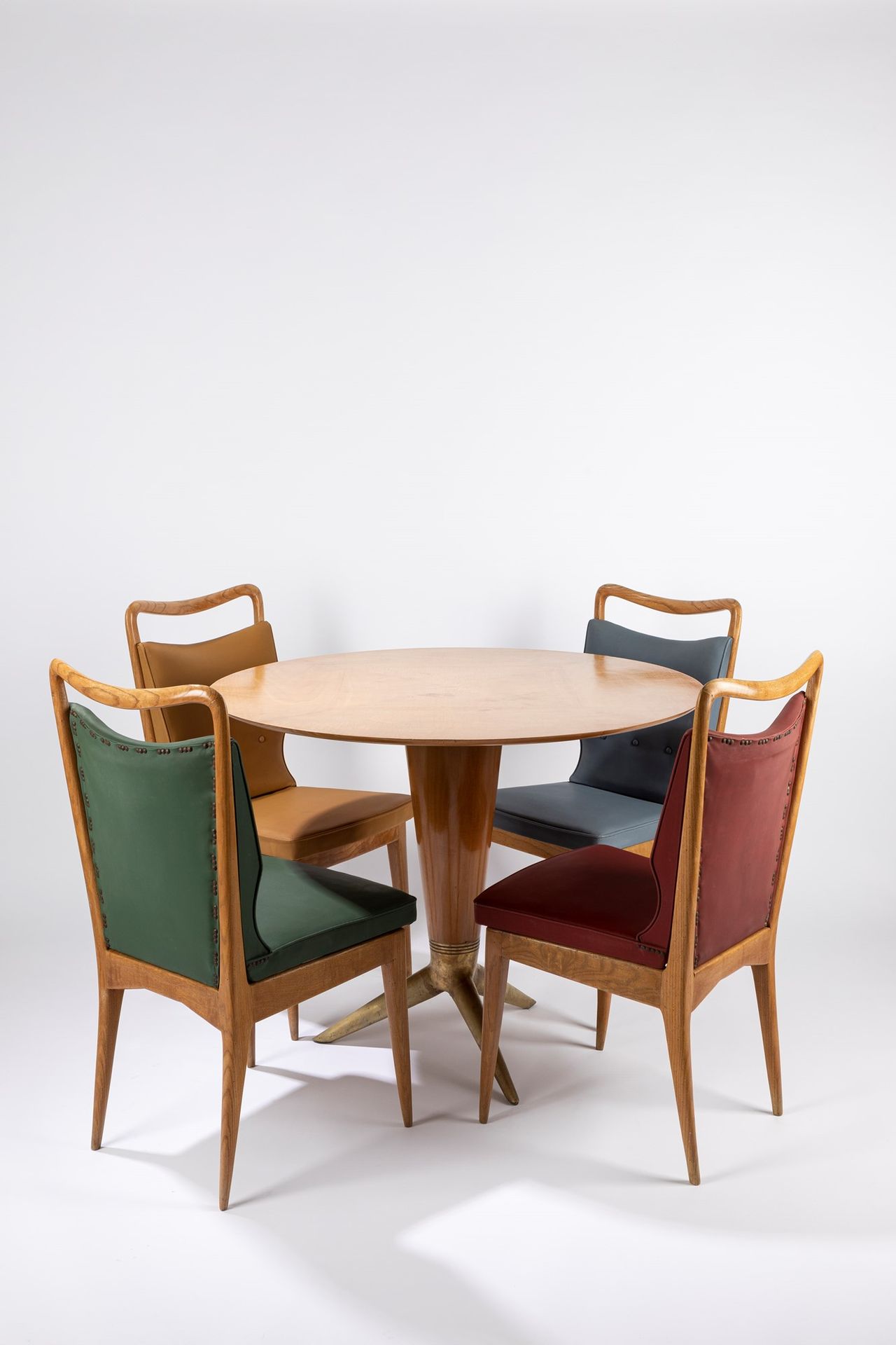 ISA, Bergamo 桌子和四把椅子，1950年约。

椅子90 x 50 x 50 - 桌子79 x 103
中央木质部分和金属底座。

皮革座椅和椅背，&hellip;