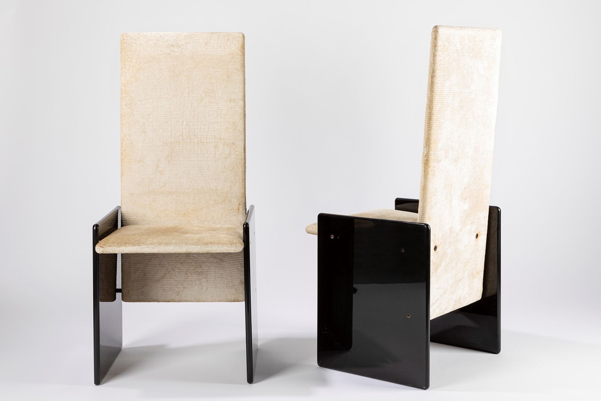 Kazuhide TAKAHAMA Kazuki, 1969

h 108 x 47 x 47 cm
四张椅子。漆黑的木头和冰丝绒。

西蒙-加维纳制造。
