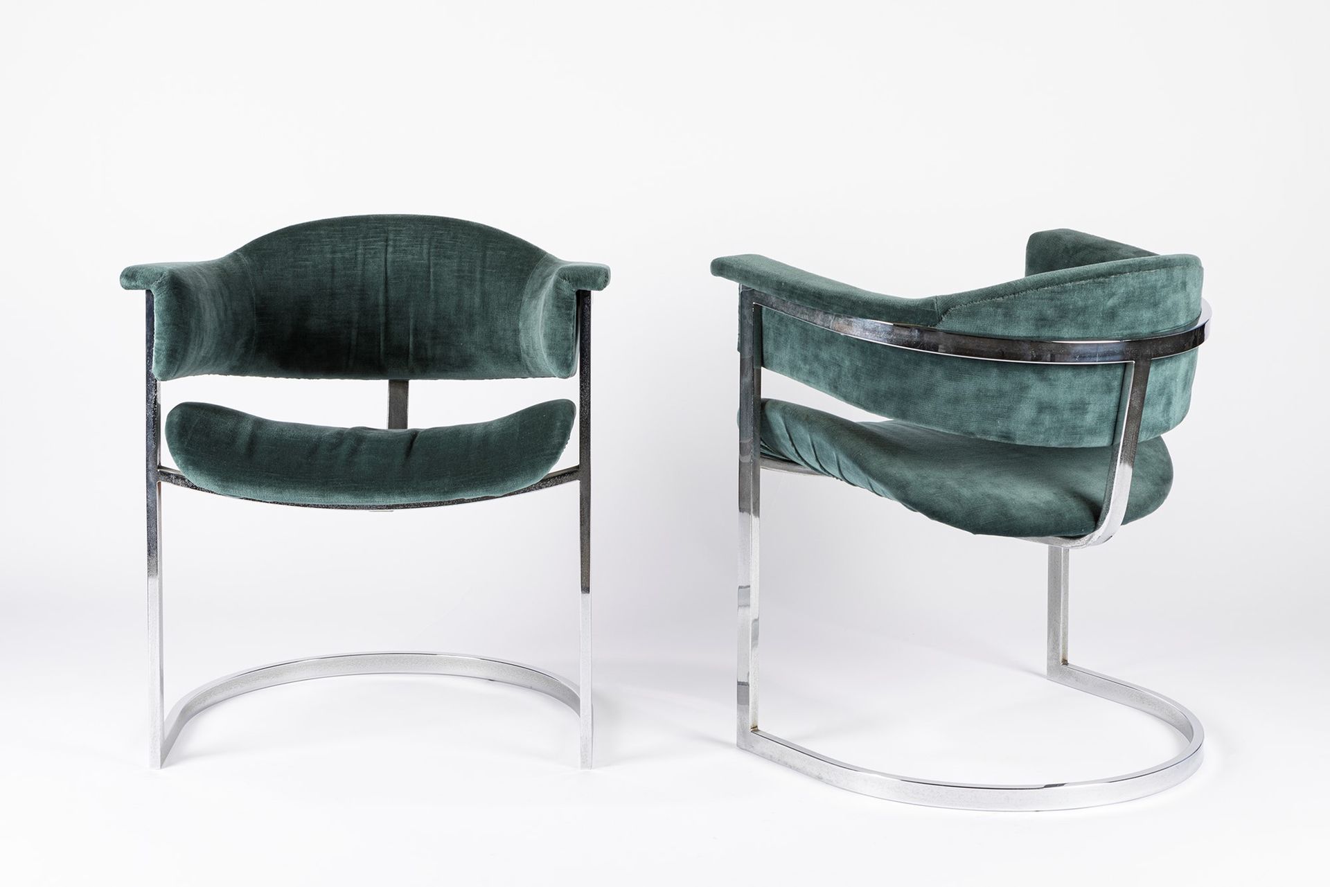 Vittorio introini 两把椅子，1970年约

63×43×56厘米
镀铬钢和天鹅绒扶手和座椅。

军刀制造。