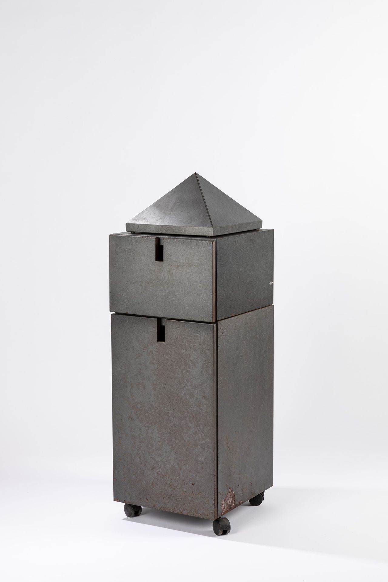 Philippe STARCK Théâtre du Monde, 1984

h 115 x 38 x 41 cm
带轮子的柜子，灰色漆面金属和金属银。XO制&hellip;