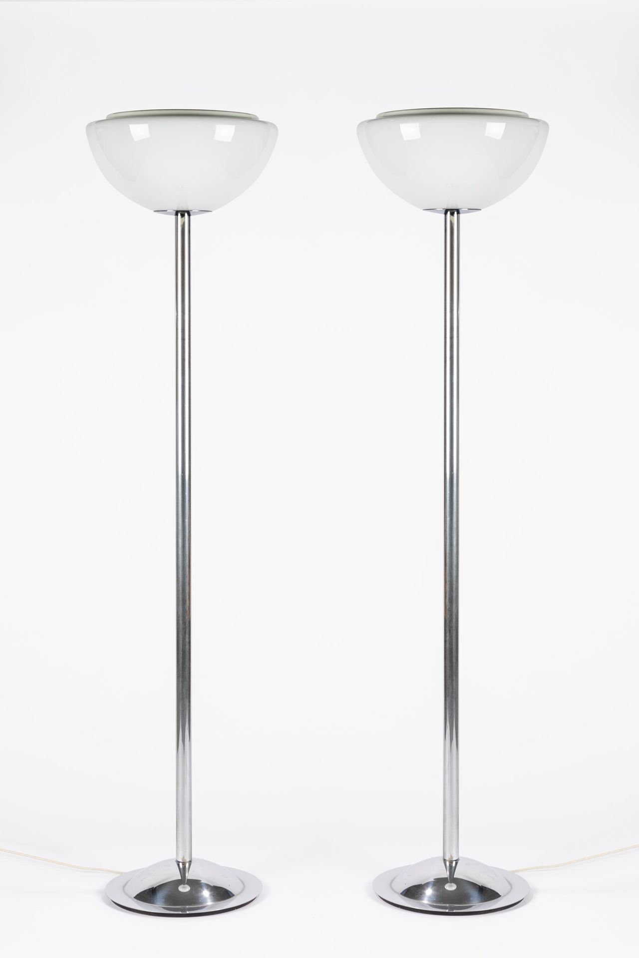 Manifattura Italiana 两盏落地灯，1970年，约

h 166 x diam 40 cm
金属结构和玻璃扩散器。