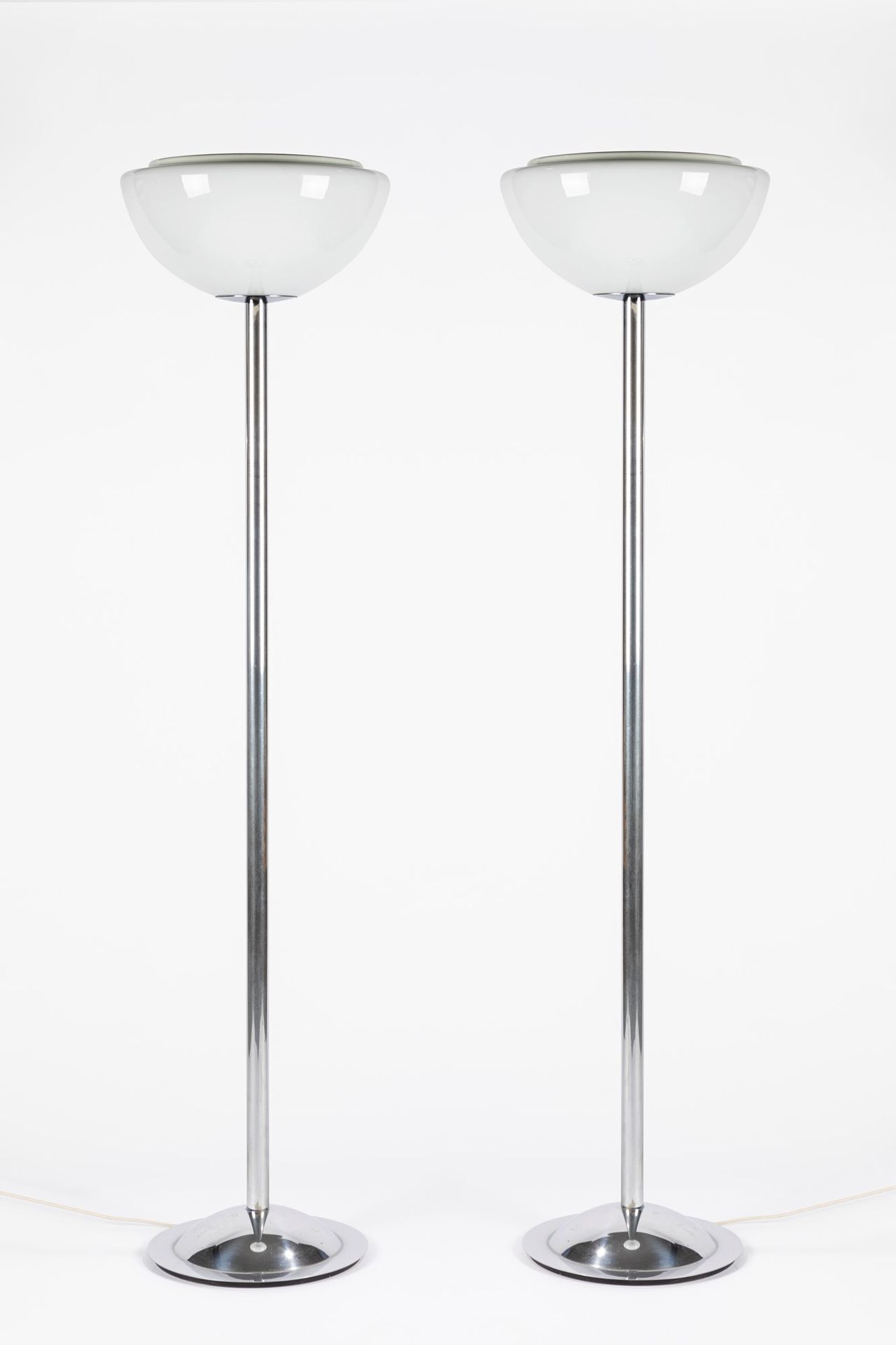 Manifattura Italiana Two floor lamps, 1970 ca.

H 166 x diam 40 cm
metal structu&hellip;