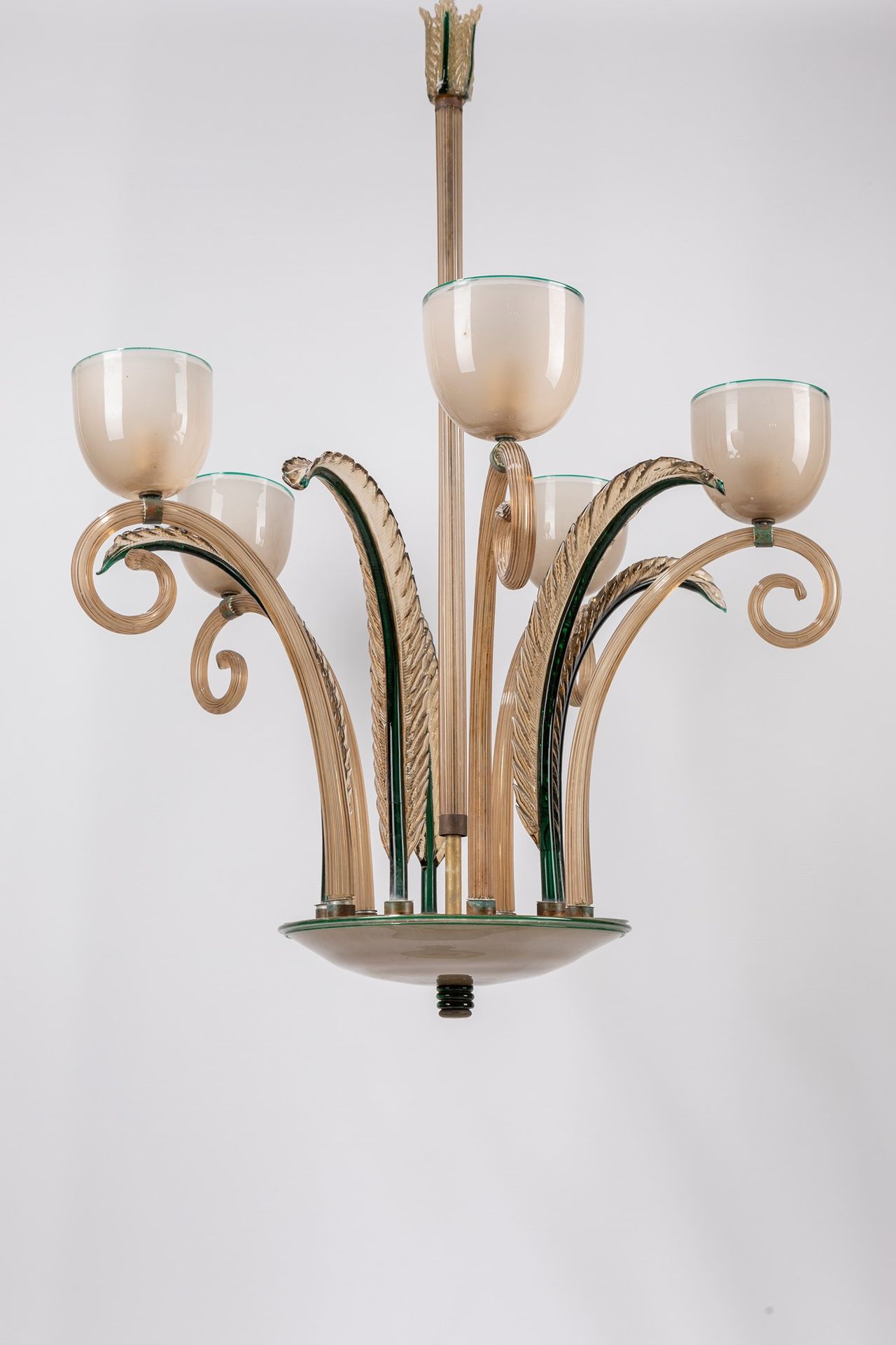 Tomaso Buzzi 吊灯，1930年约

h 122 x 91 cm
吹制穆拉诺玻璃。五个灯。威尼尼制造。