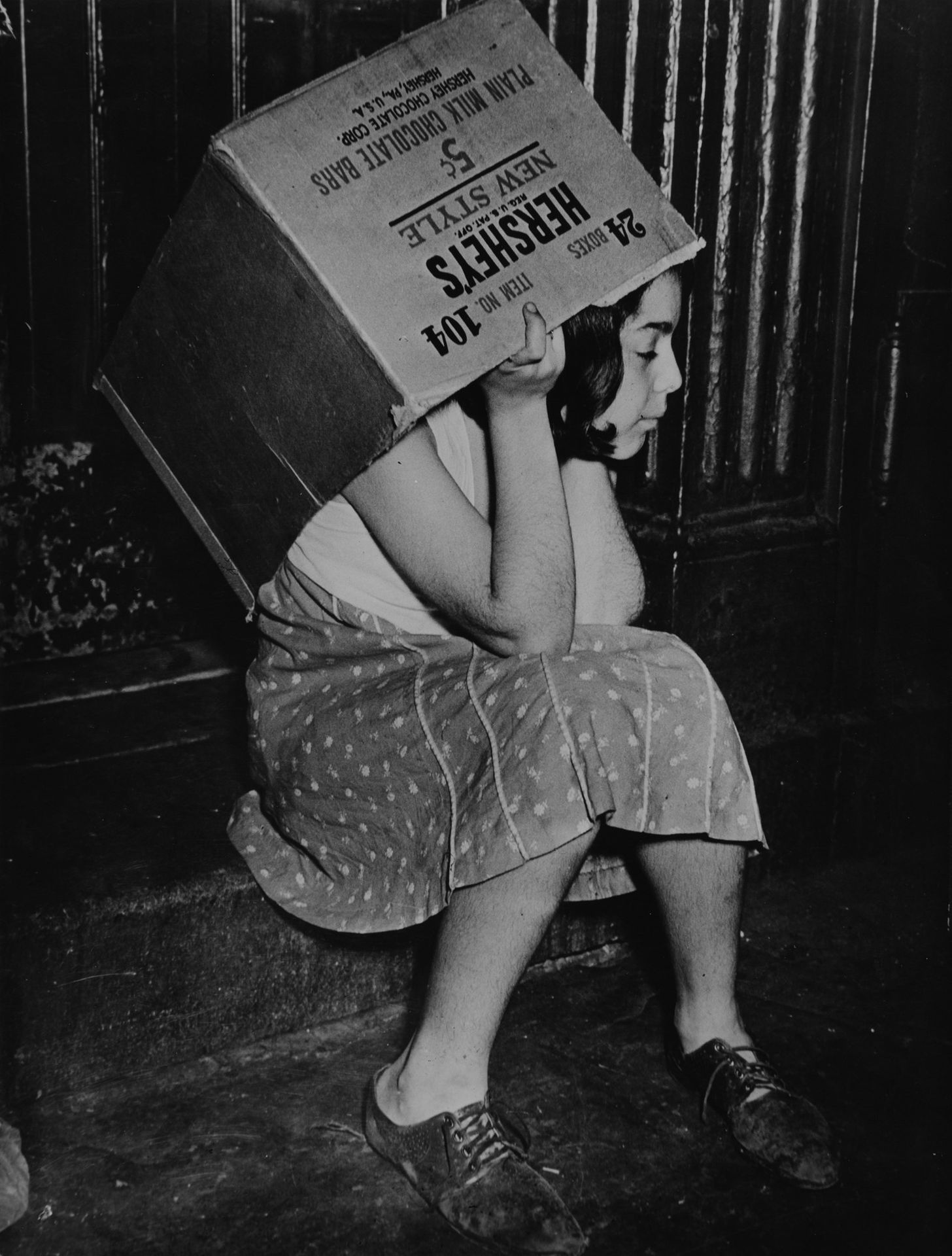 WEEGEE Weegee (1899-1968) - Girl with Hershey's box, 1940s

Impresión vintage en&hellip;