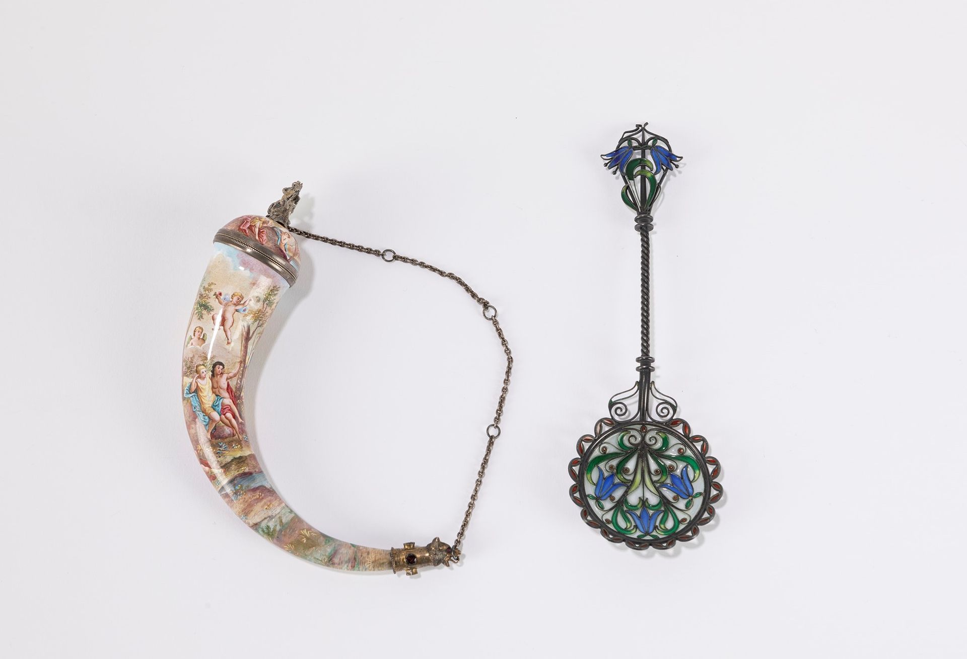 Null 拍品包括一个珐琅质的角杯，奥地利，19世纪；和一个丝质的茶匙

最大长度为17厘米（玉米棒）；以及17.5厘米（茶匙）。
饰有神话场景的珐琅器；盖子上&hellip;