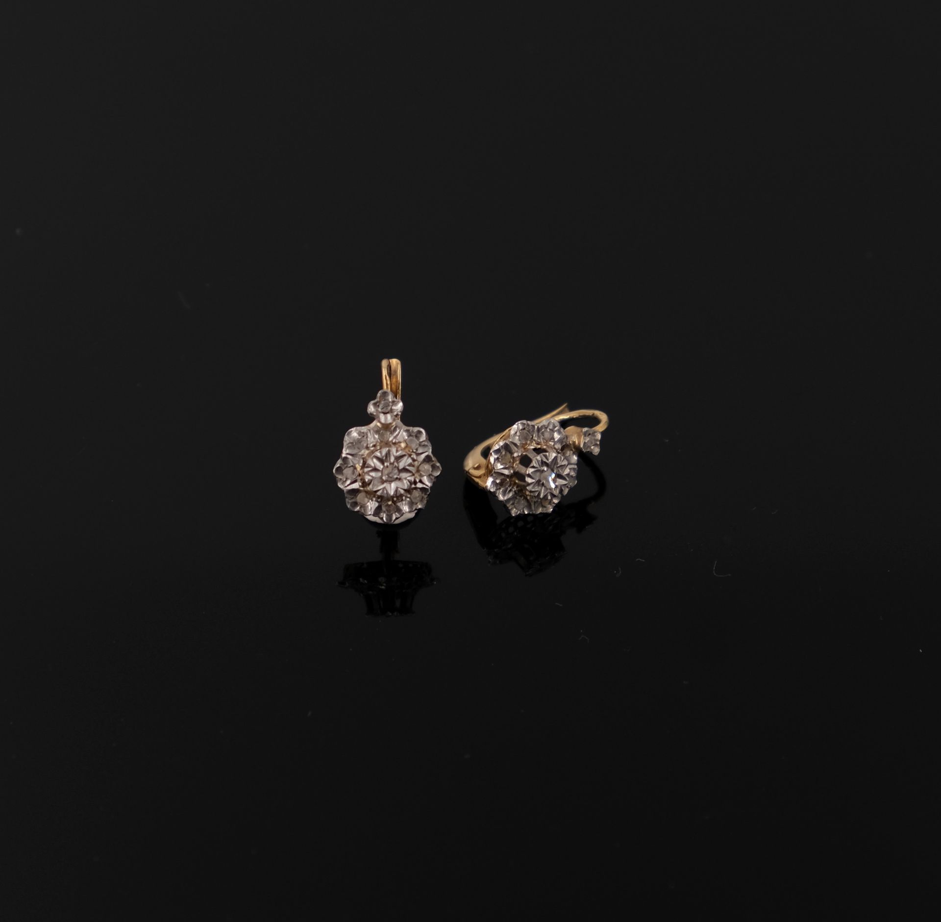 Null Paar antike Dormeuse aus Gold, verziert mit kleinen Diamanten. BG: 2,4 g (e&hellip;