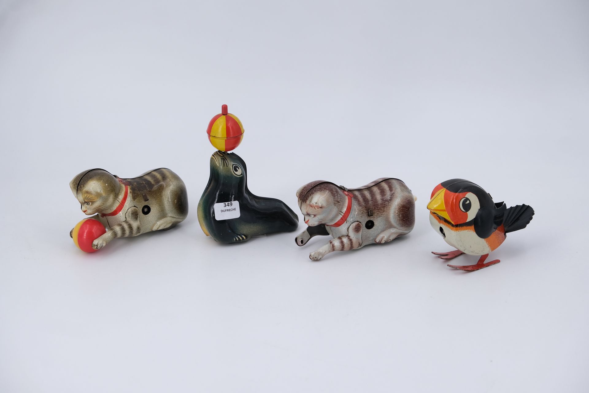 Null Quatre figurines animalières en tôle dont un phoque LEHMANN, un chat JOUSTR&hellip;
