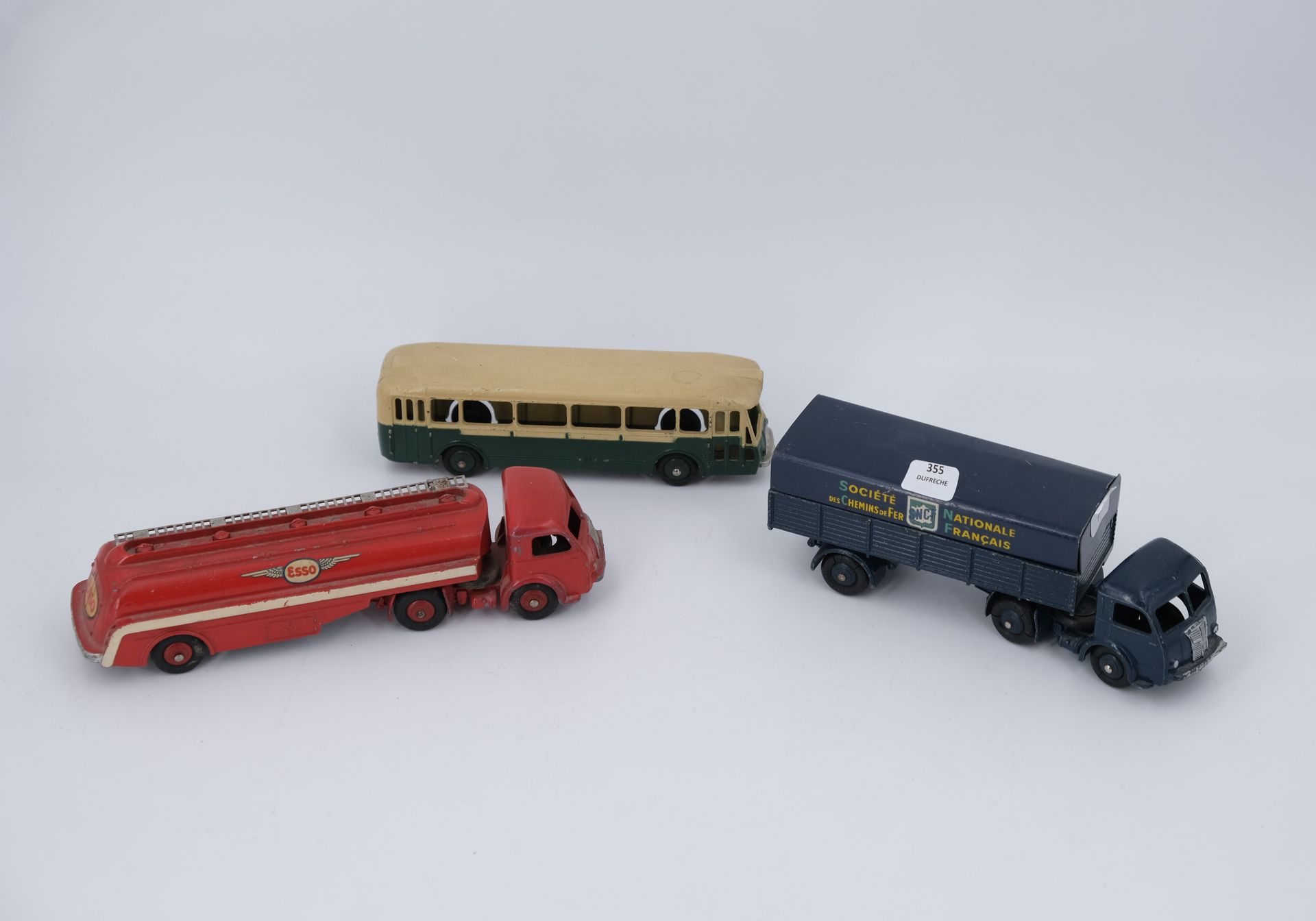 Null DINKY TOYS. Lot including a "AUTOBUS PARISIEN SOMUA PANHARD" bus and two "T&hellip;