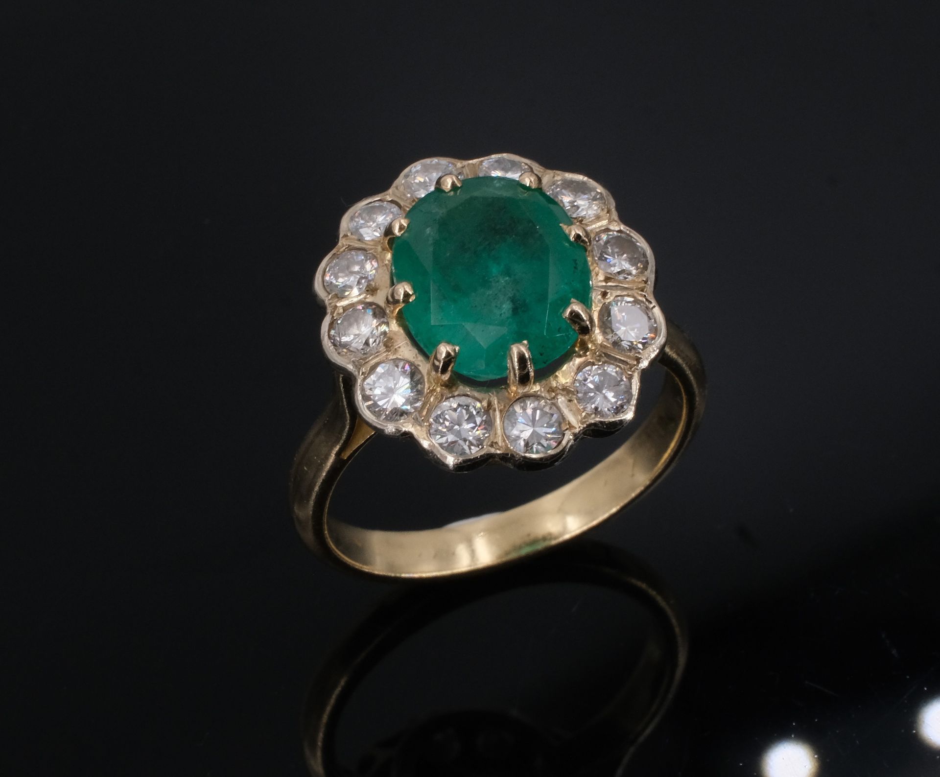 Null Margeritenring aus Gelbgold, besetzt mit einem Smaragd in einer Diamantumra&hellip;