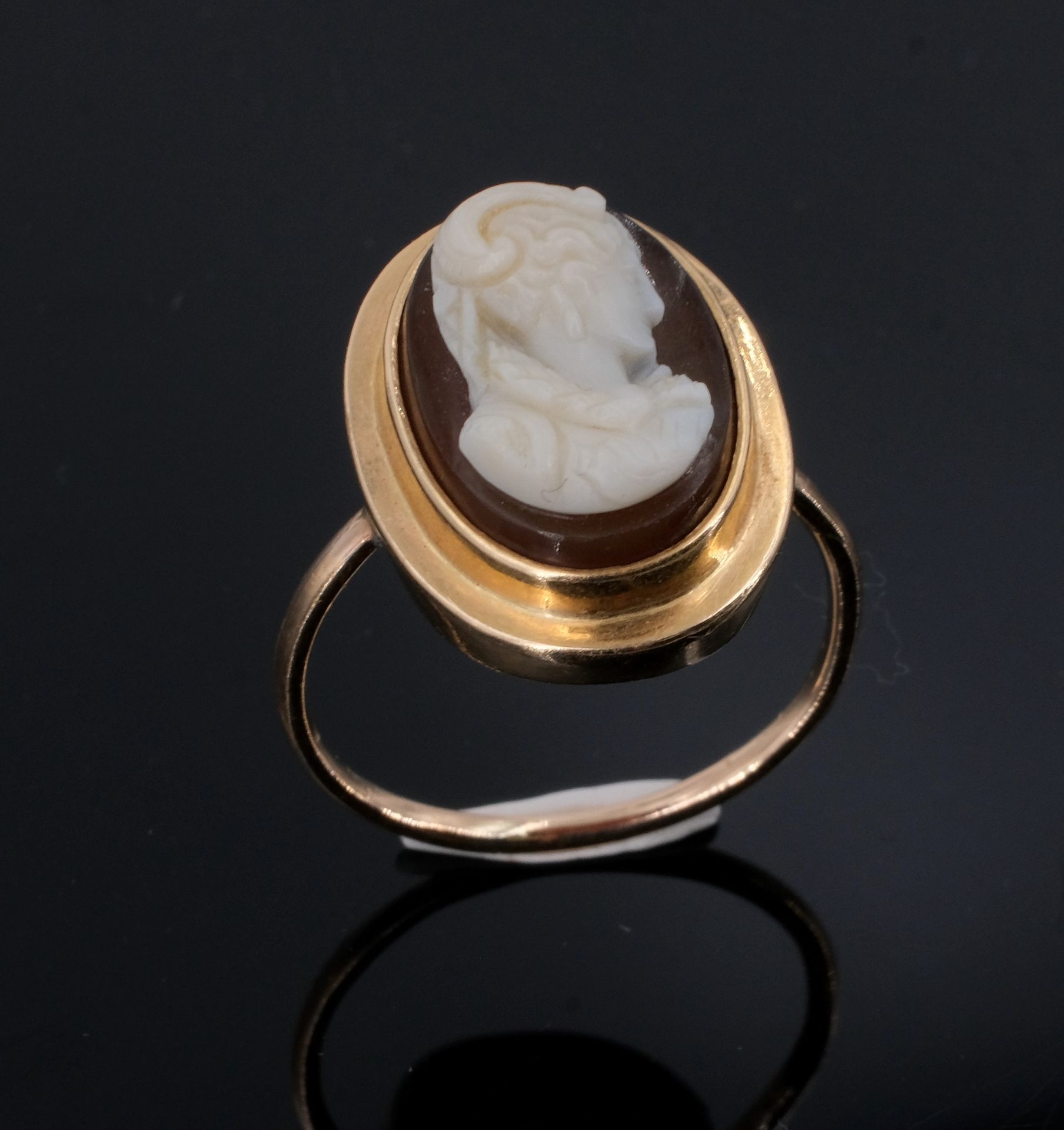 Null Ring aus Gelbgold, besetzt mit einer Kamee mit weiblichem Profil. TDD 60. P&hellip;