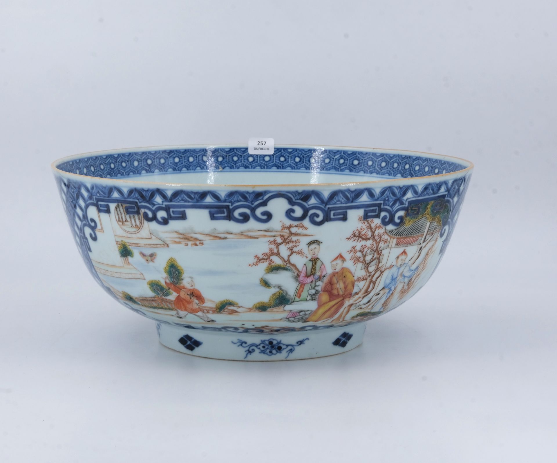 Null Grande ciotola in porcellana decorata con scene di vita. Cina, XIX secolo. &hellip;