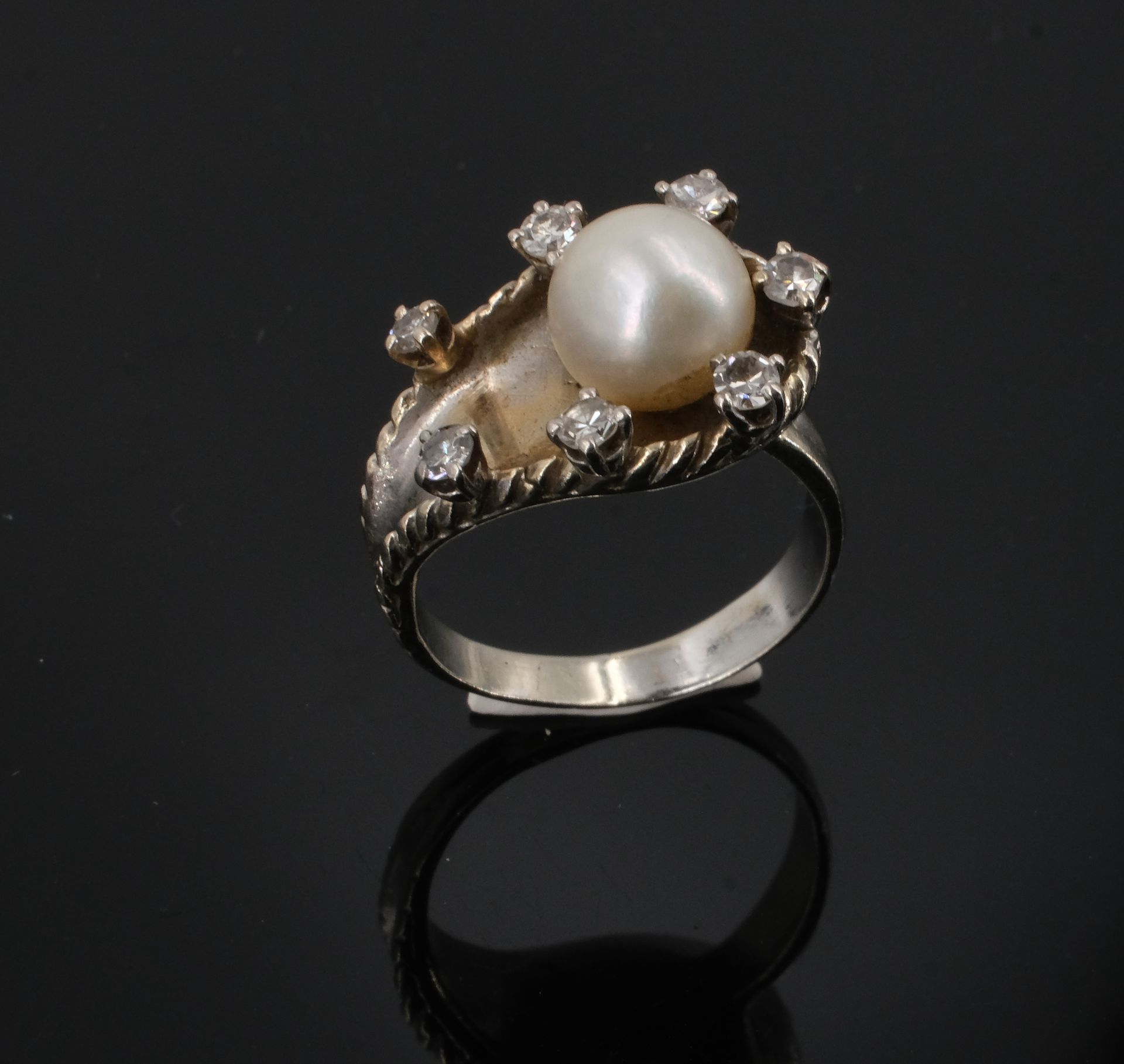 Null Ring aus Weißgold, besetzt mit einer Zuchtperle, die von sieben kleinen Dia&hellip;