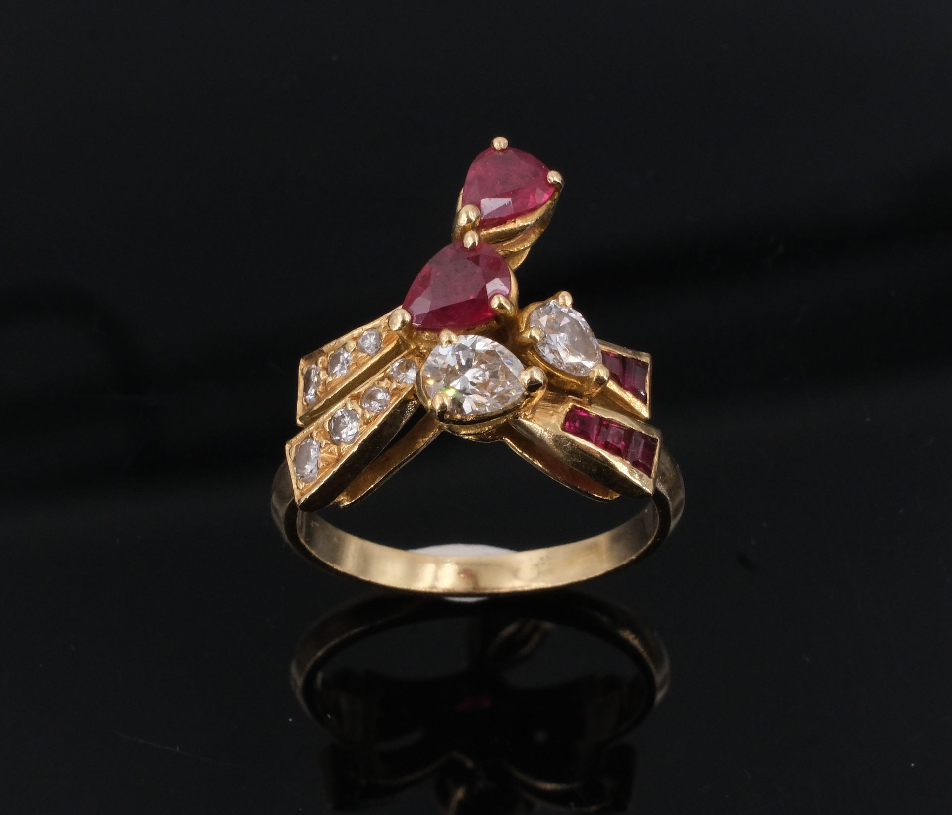Null Ring aus Gelbgold, besetzt mit zwei Rubinen im Birnenschliff, die von kalib&hellip;