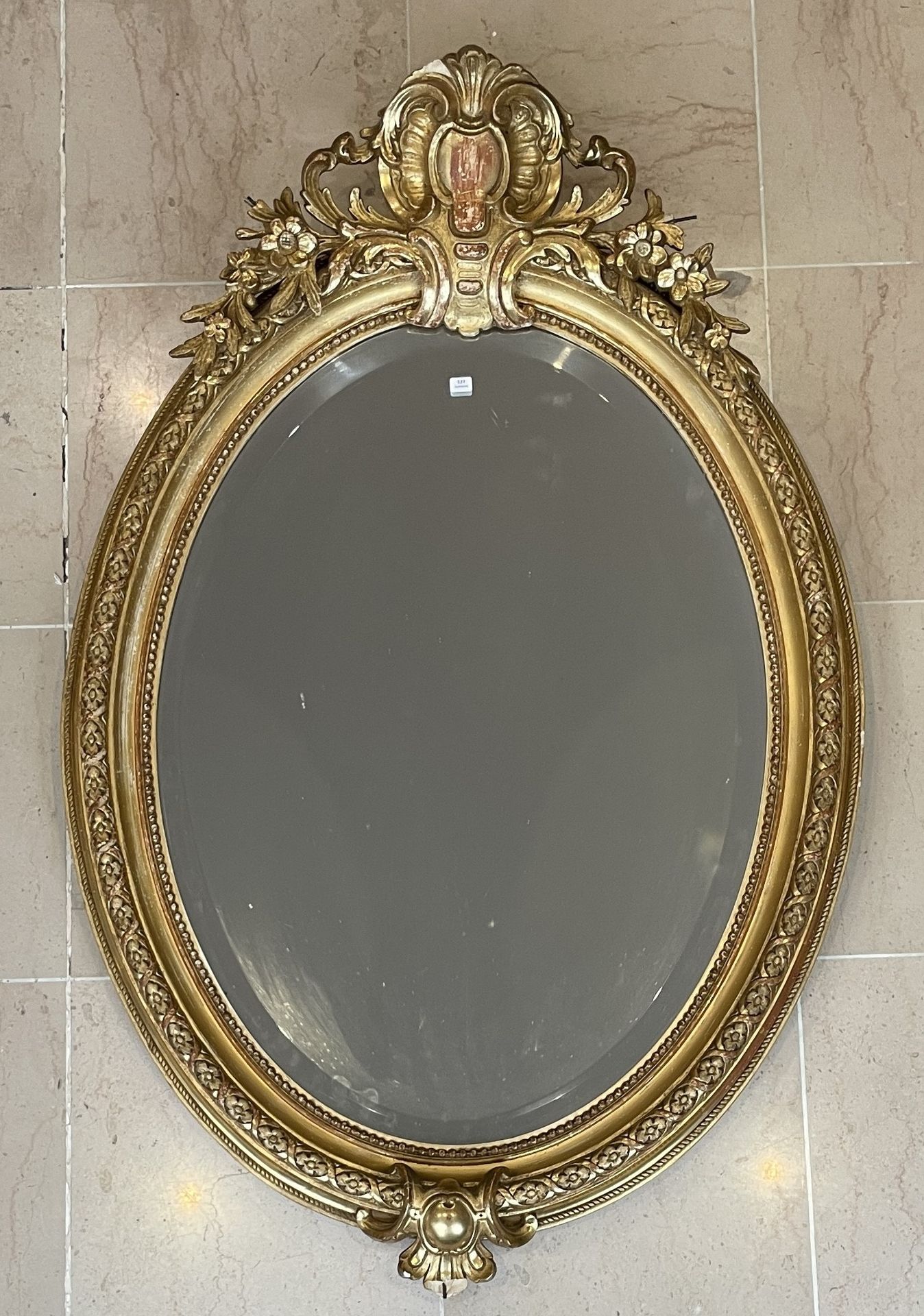 Null Miroir biseauté Napoléon III de forme ovale en bois et stuc doré surmonté d&hellip;