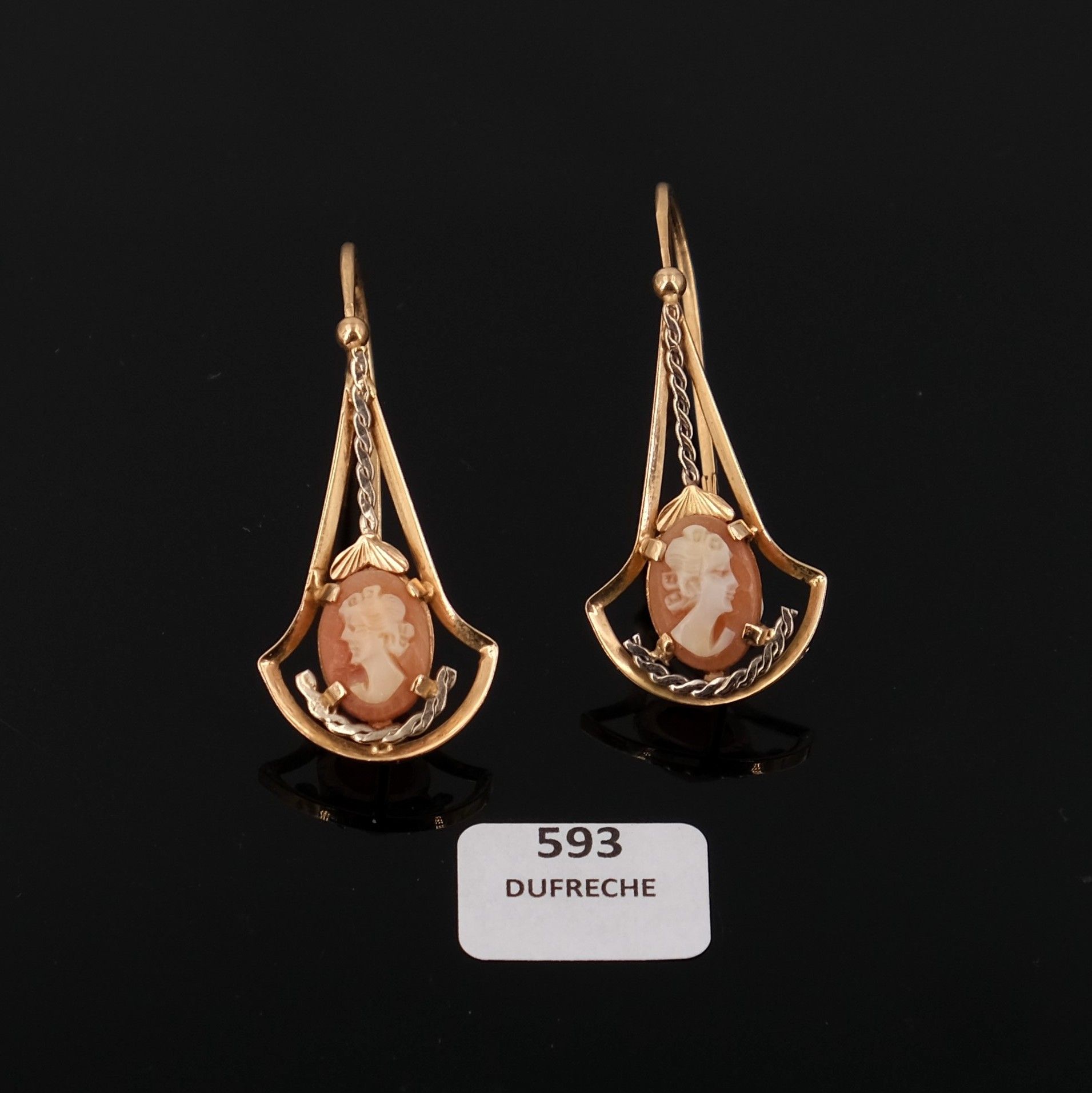 Null Paar Sablaise-Ohrringe aus Gold, verziert mit Kameen mit weiblichem Profil.&hellip;