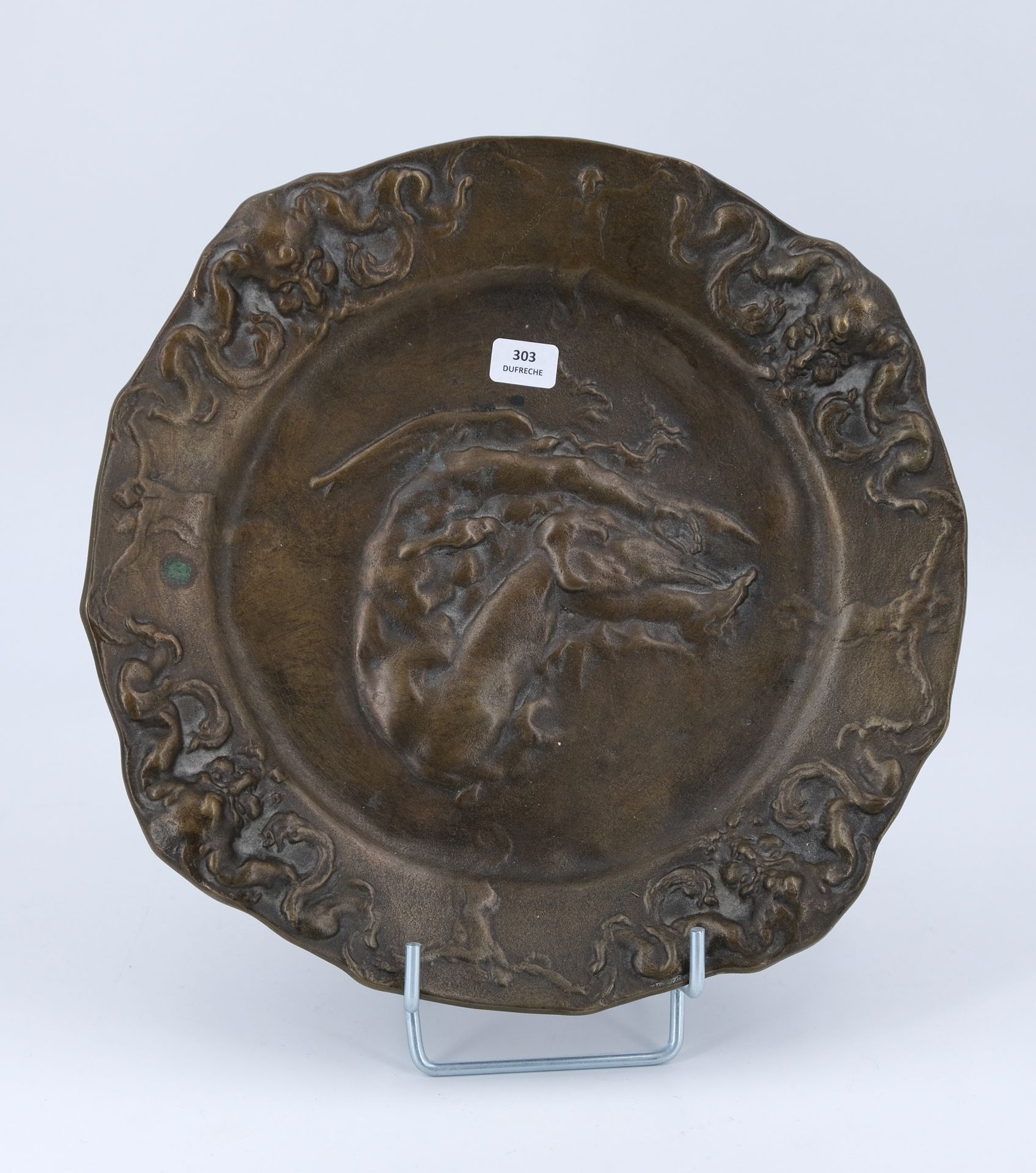 Null DESBOIS Jules (1851-1935), nel gusto di. Piatto in bronzo decorato a riliev&hellip;