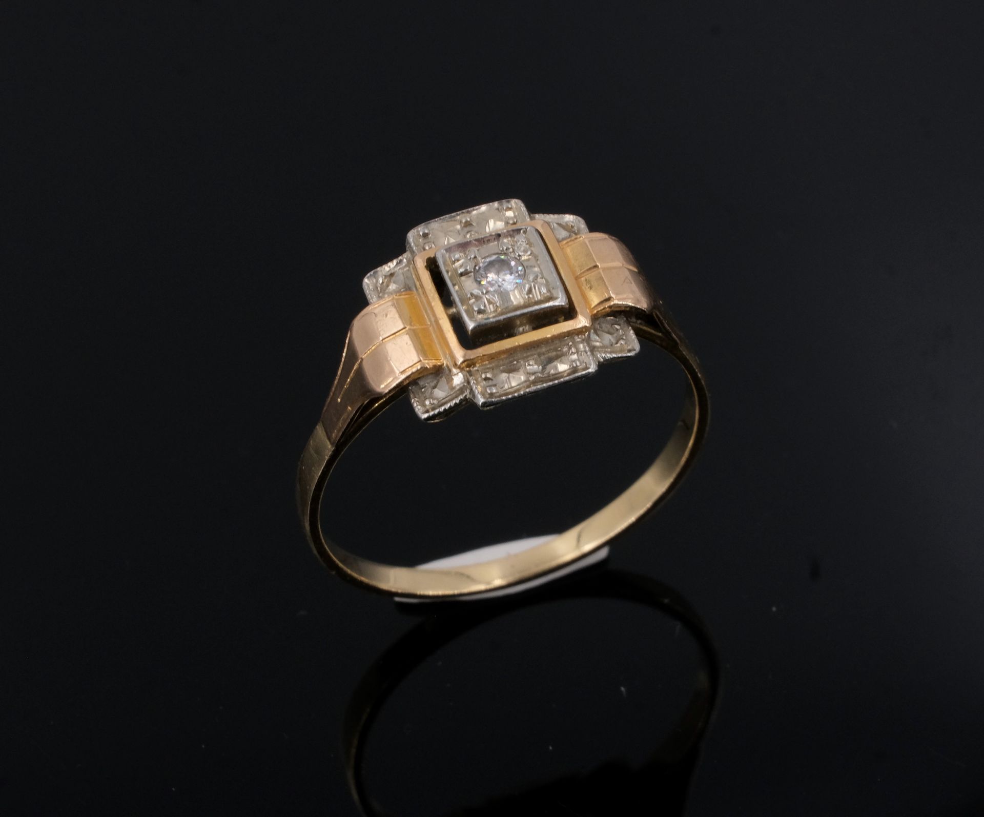 Null Ring im Art-Deco-Stil aus Gold, besetzt mit kleinen Brillanten. TDD 56,5. P&hellip;