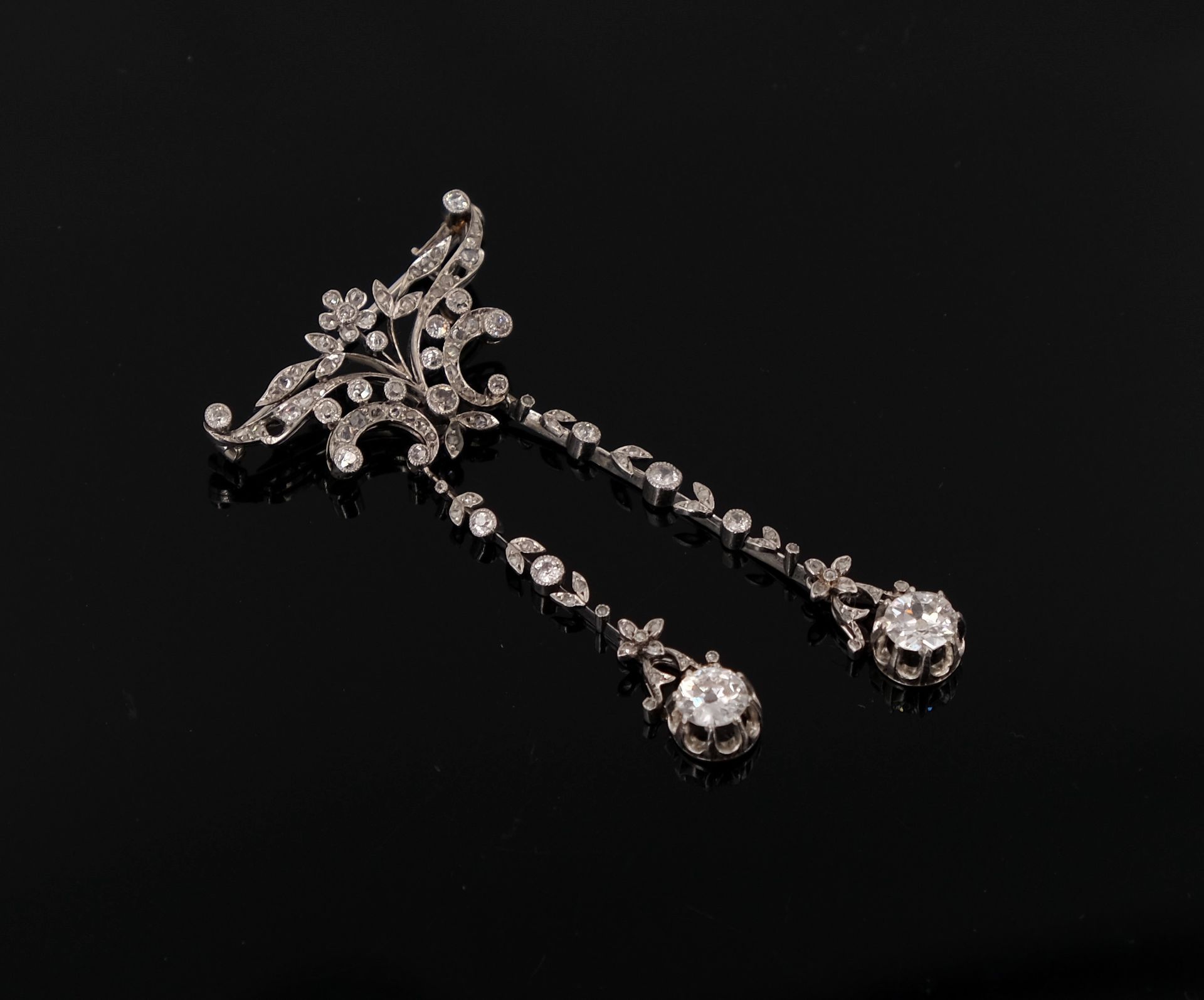 Null Broche pendentif "guirlande" en or gris sertie de diamants tailles ancienne&hellip;