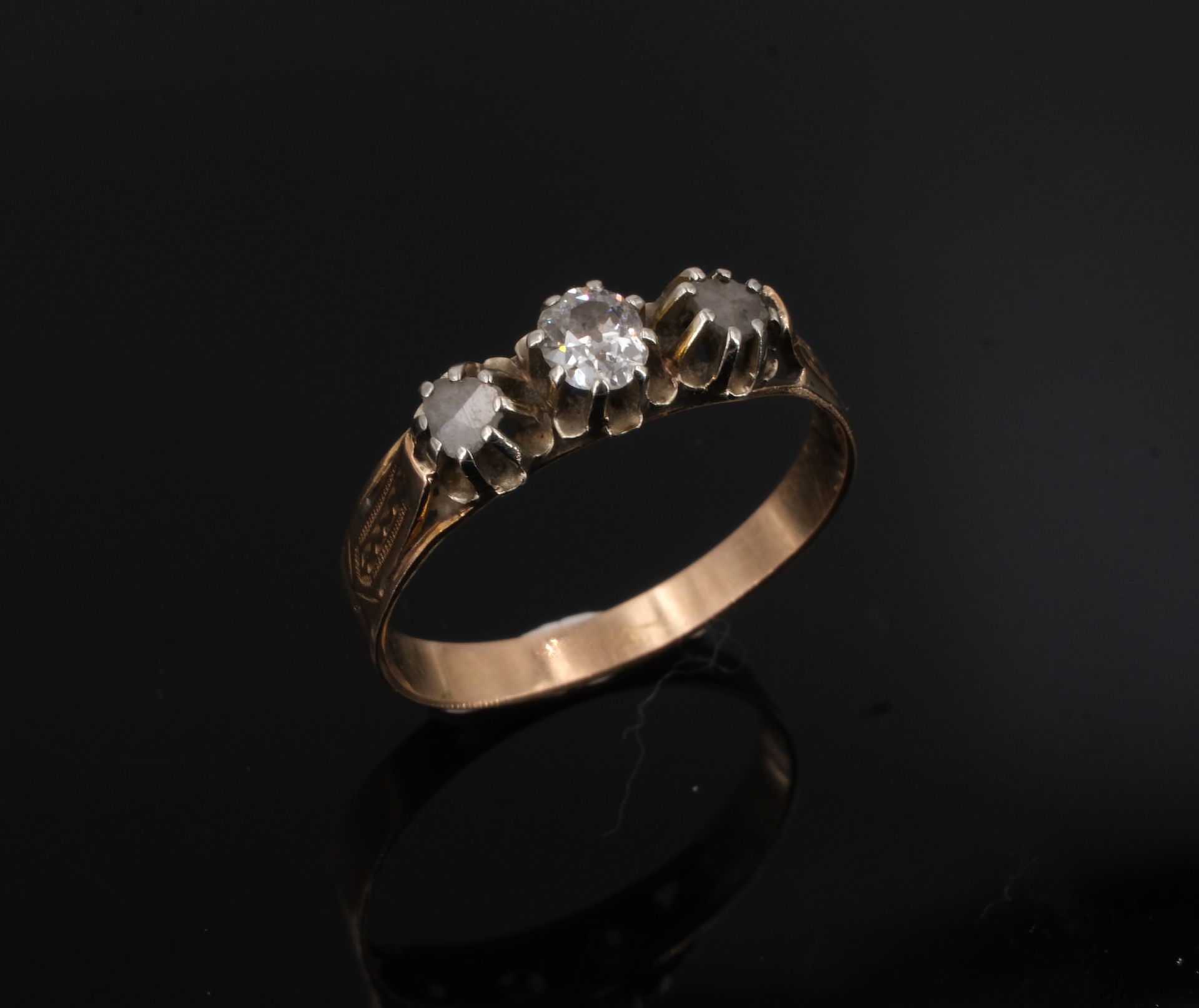 Null Alter Ring aus Gelbgold, besetzt mit drei Diamanten, davon ein zentraler Di&hellip;