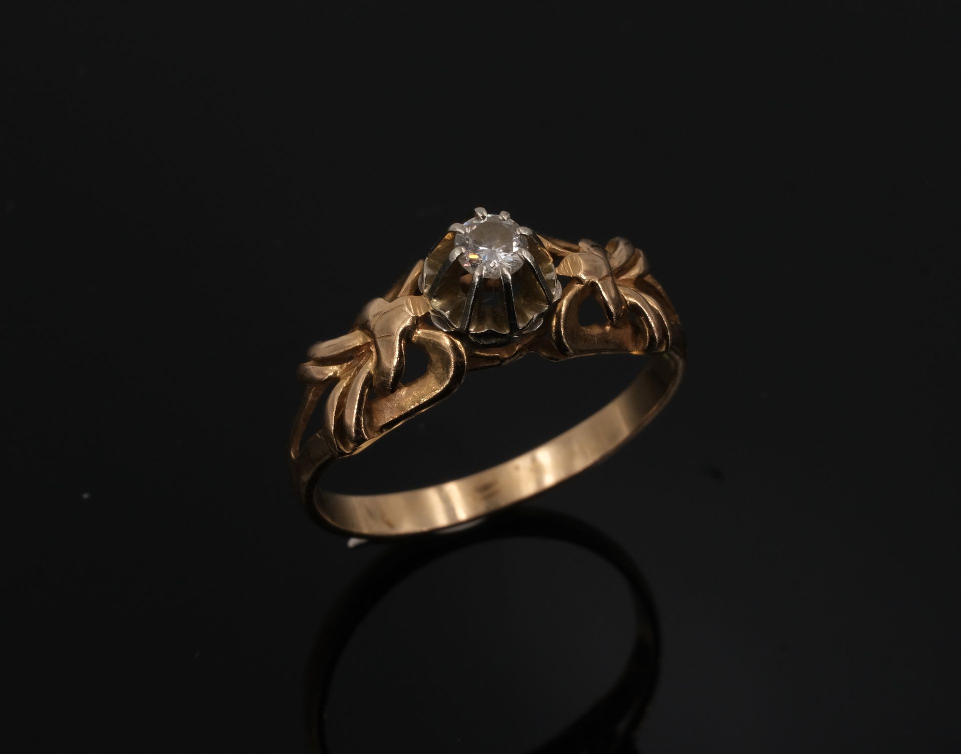 Null Ring mit durchbrochener Fassung aus Gold, besetzt mit einem Diamanten im Br&hellip;