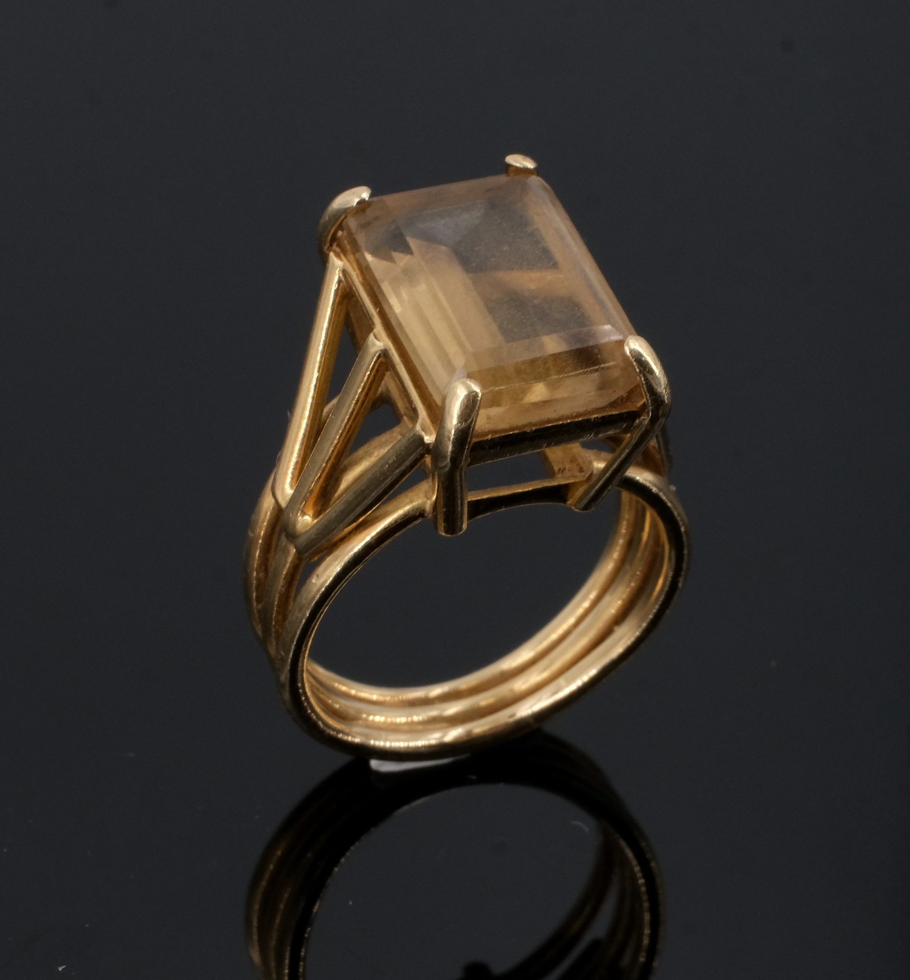 Null Ring aus Gelbgold mit geometrischer Fassung, besetzt mit einem rechteckigen&hellip;