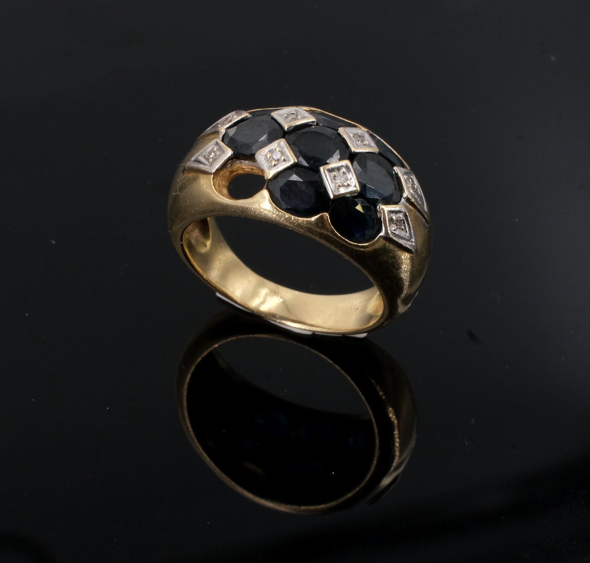 Null Ring aus Gelbgold, besetzt mit einem Pavé aus Saphiren und kleinen Diamante&hellip;