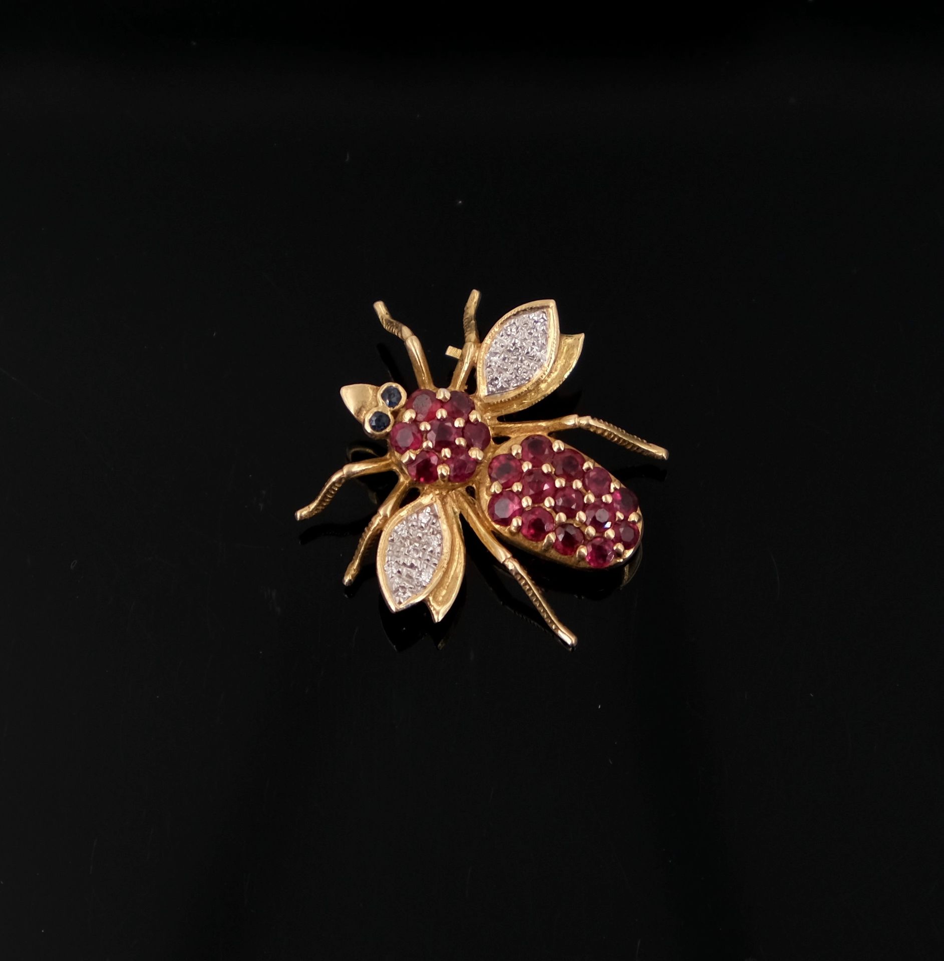 Null Brosche aus Gelbgold in Form einer Biene, besetzt mit Rubinen und Diamanten&hellip;