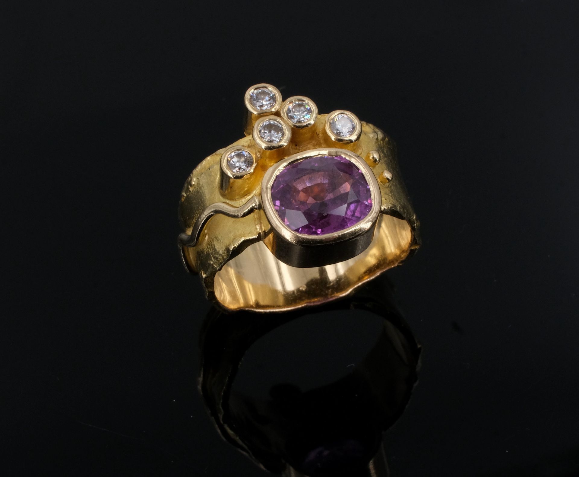 Null Moderner Ring aus Gelbgold, besetzt mit einem rosafarbenen Stein und fünf D&hellip;