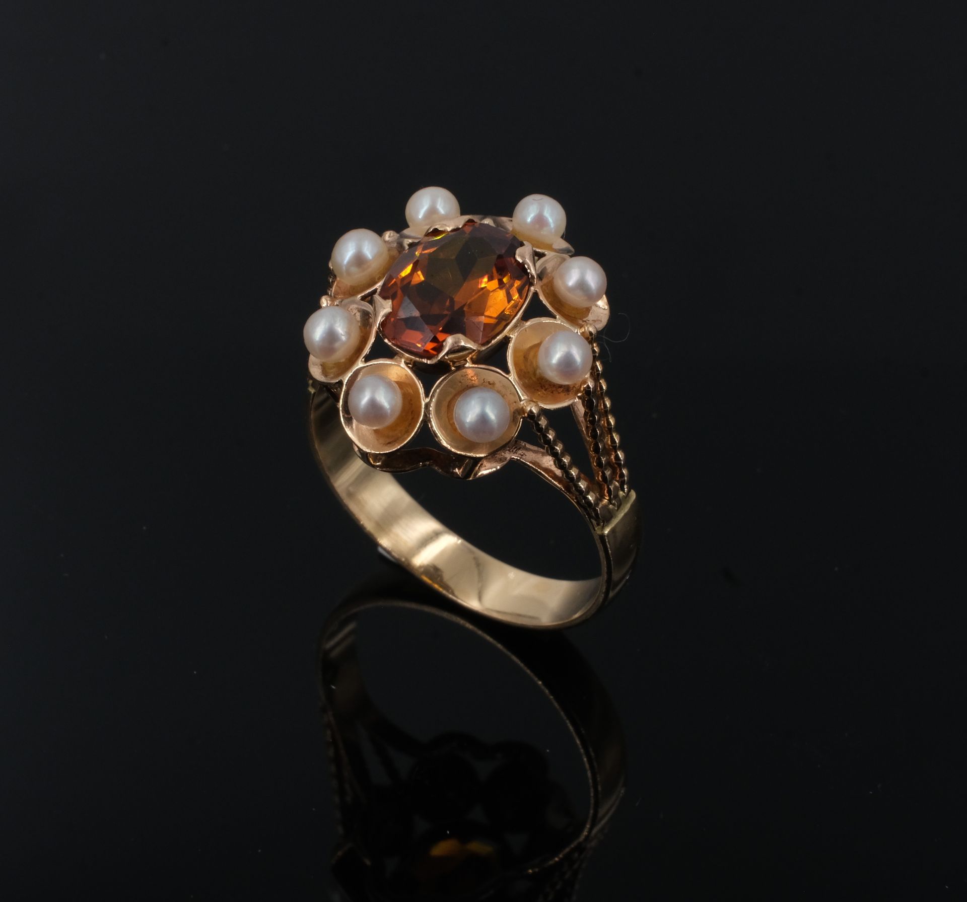 Null Ring aus Gelbgold, besetzt mit einem Citrin in einer Perlenumrandung. TDD 6&hellip;