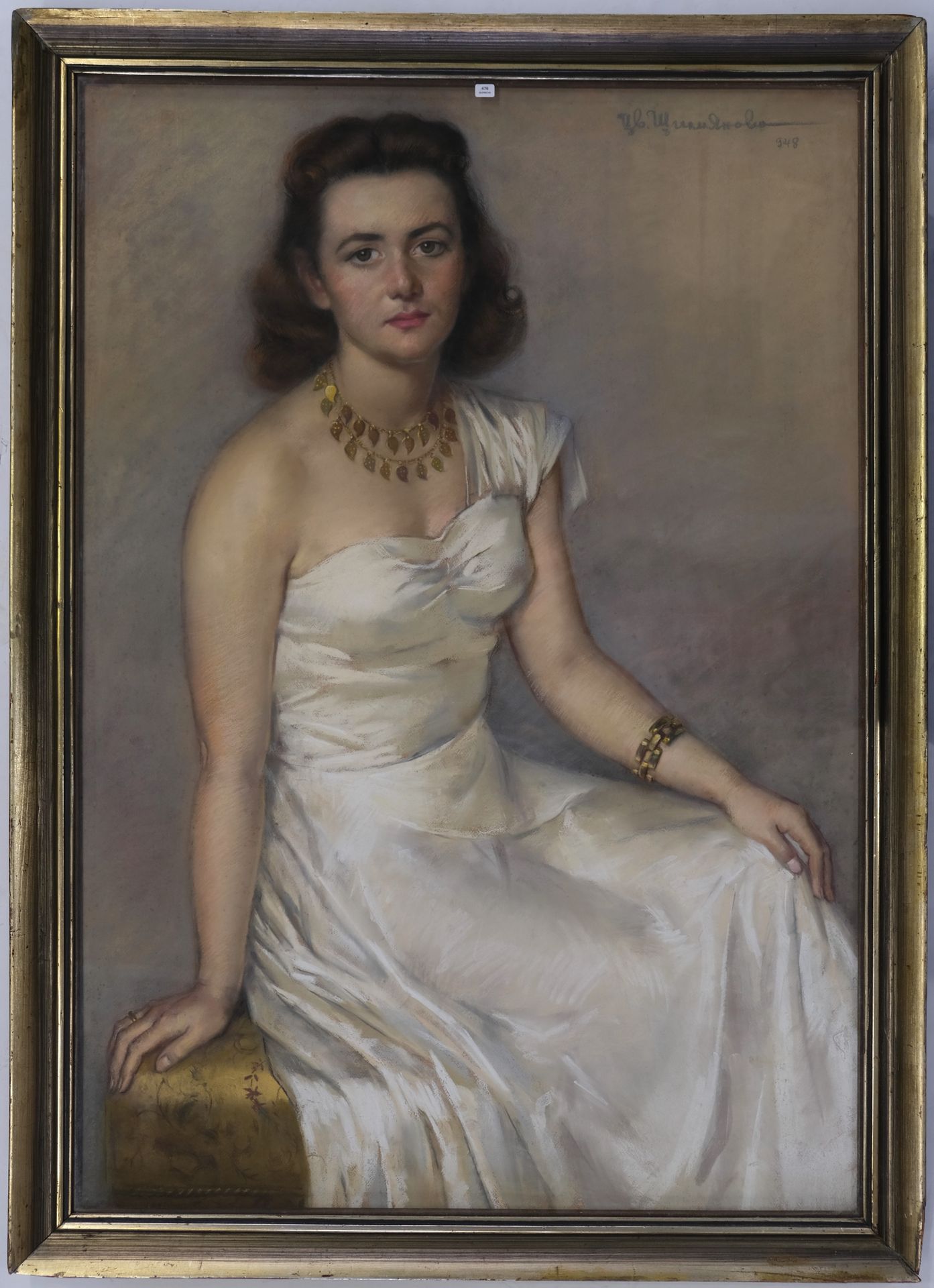 Null Ecole bulgare XXe. Portrait de femme à la robe blanche. Pastel. Signé en ha&hellip;