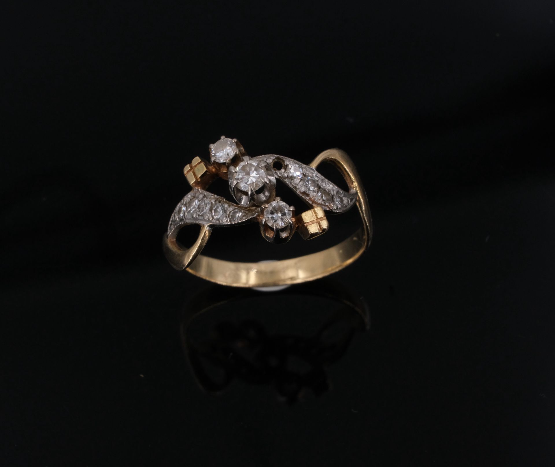 Null Alter Ring aus zwei Goldschmieden, mit Diamanten besetzt. TDD 50. PB: 1,9 g&hellip;