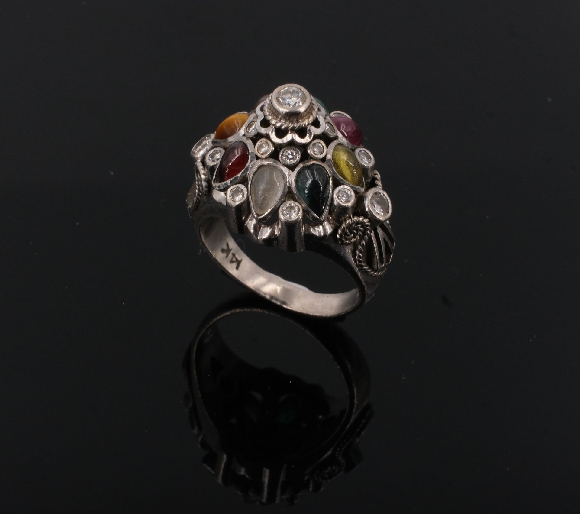 Null Ring aus 14 Karat Weißgold, besetzt mit mehrfarbigen Steincabochons und Dia&hellip;