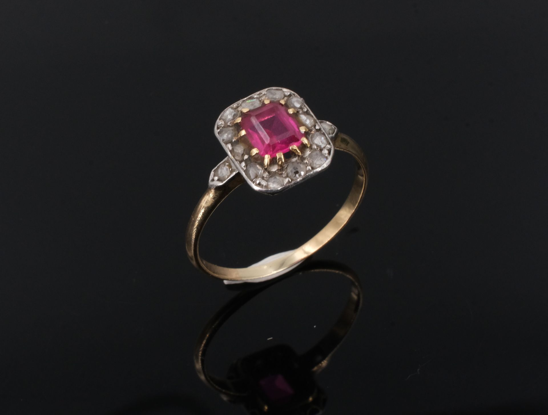 Null Alter Ring aus Gelbgold, besetzt mit einem roten Stein in einer Umrandung a&hellip;