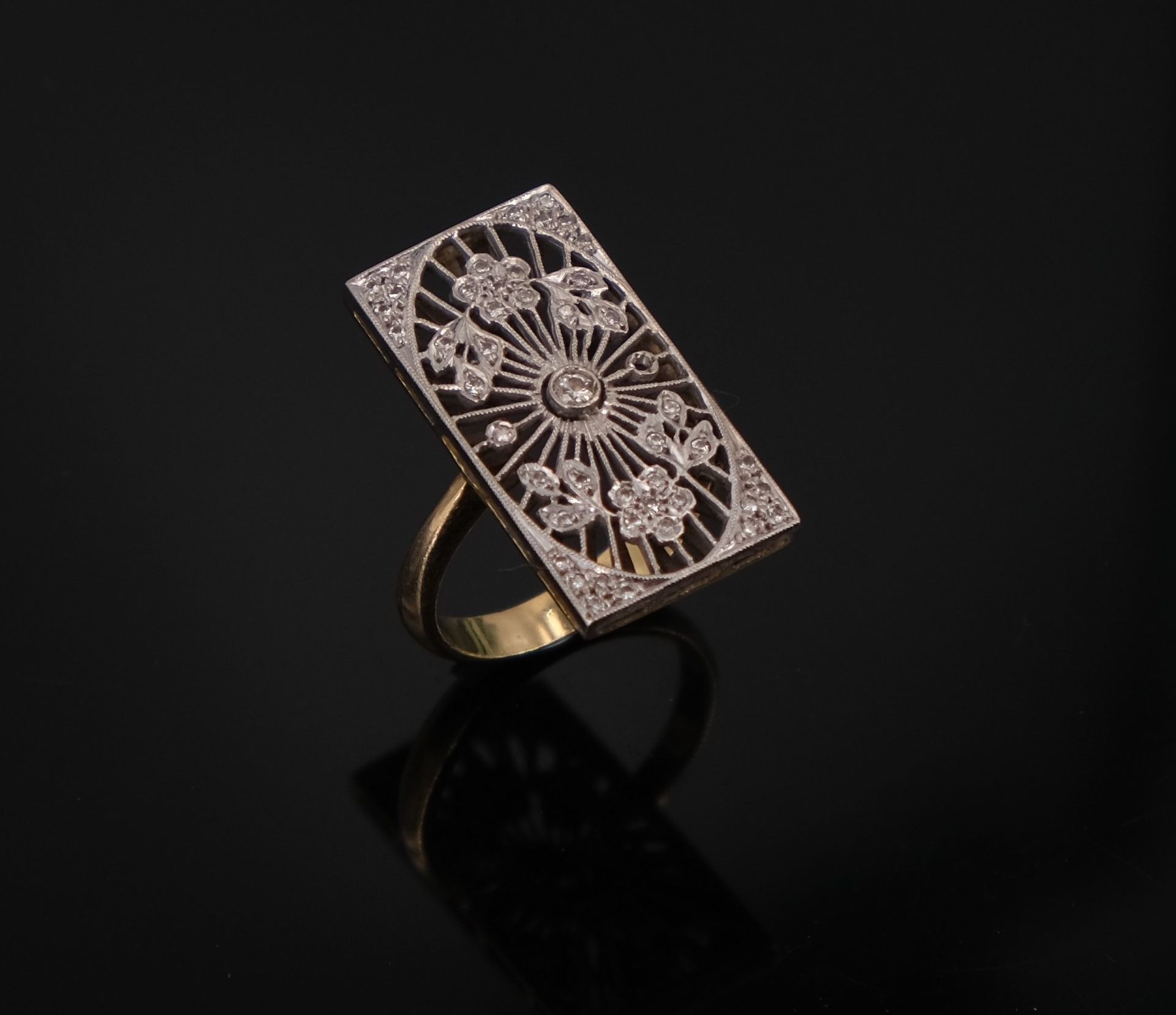 Null Rechteckiger, durchbrochener Art-Deco-Ring aus Gold mit Diamanten, die mit &hellip;