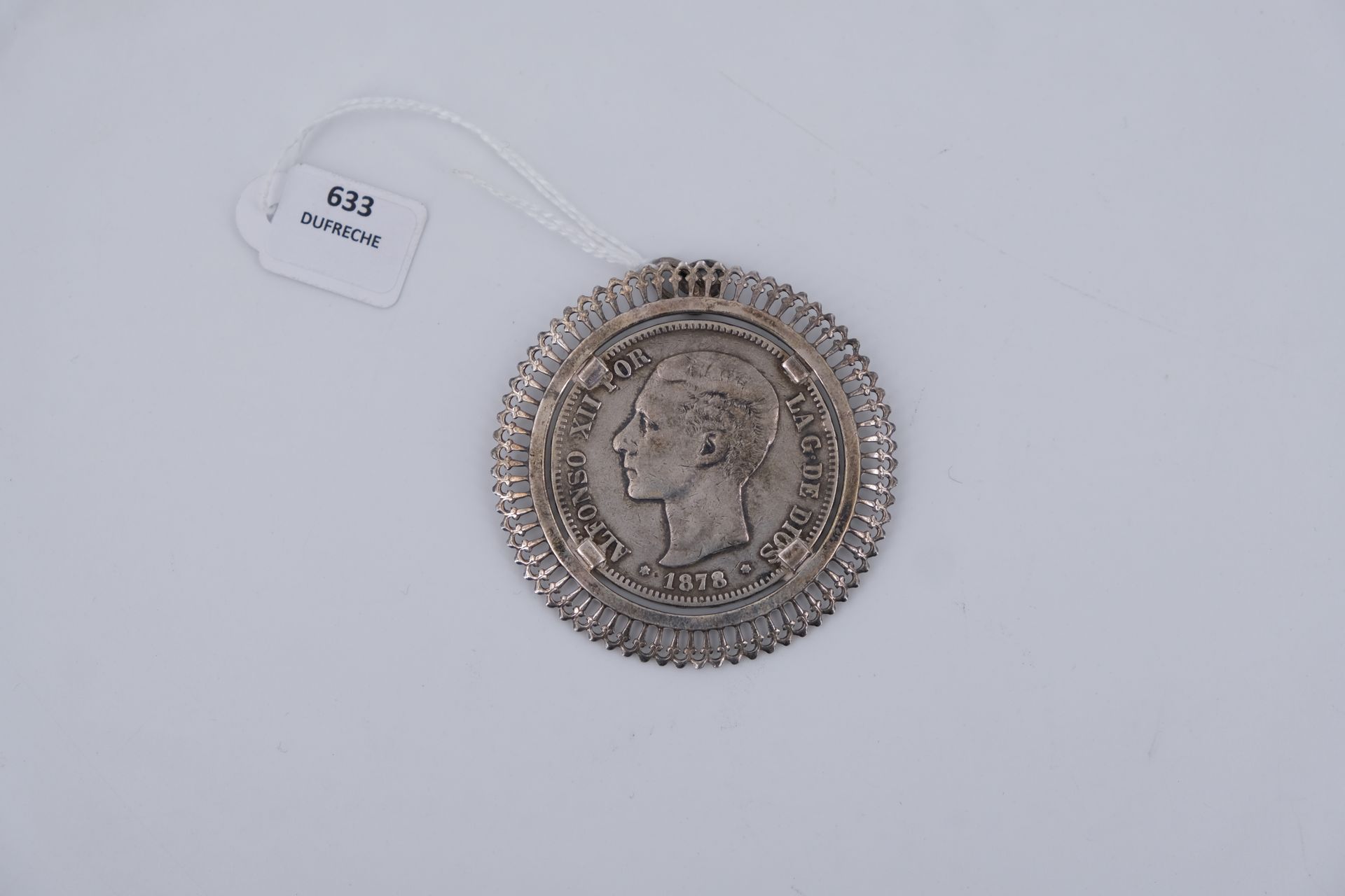 Null Anhänger in Medaillonform aus Silber, besetzt mit einer Silbermünze im Wert&hellip;