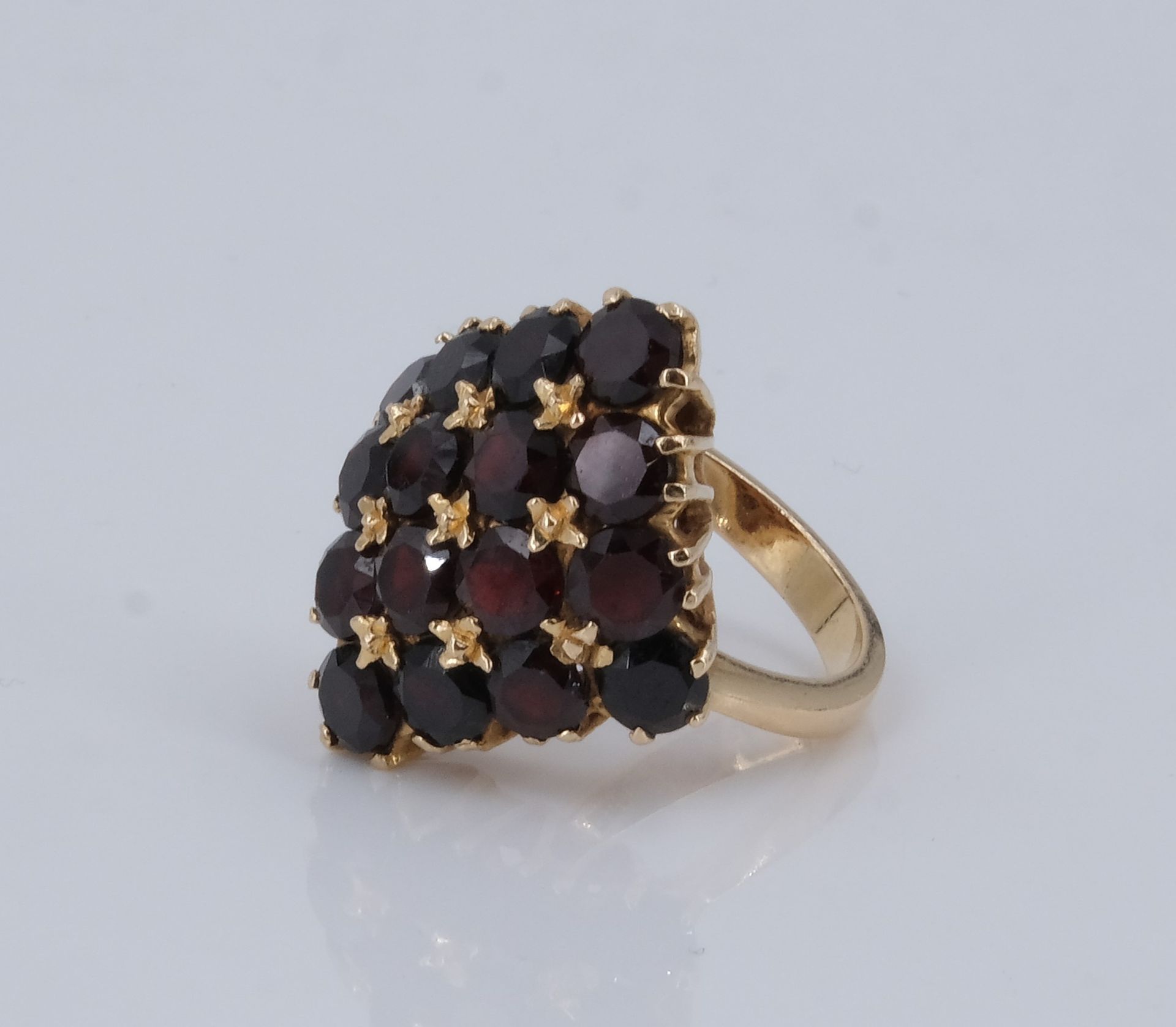 Null Ring aus Gelbgold, besetzt mit einem Granat-Pavé. TDD 51,5. PB: 9,9 g.