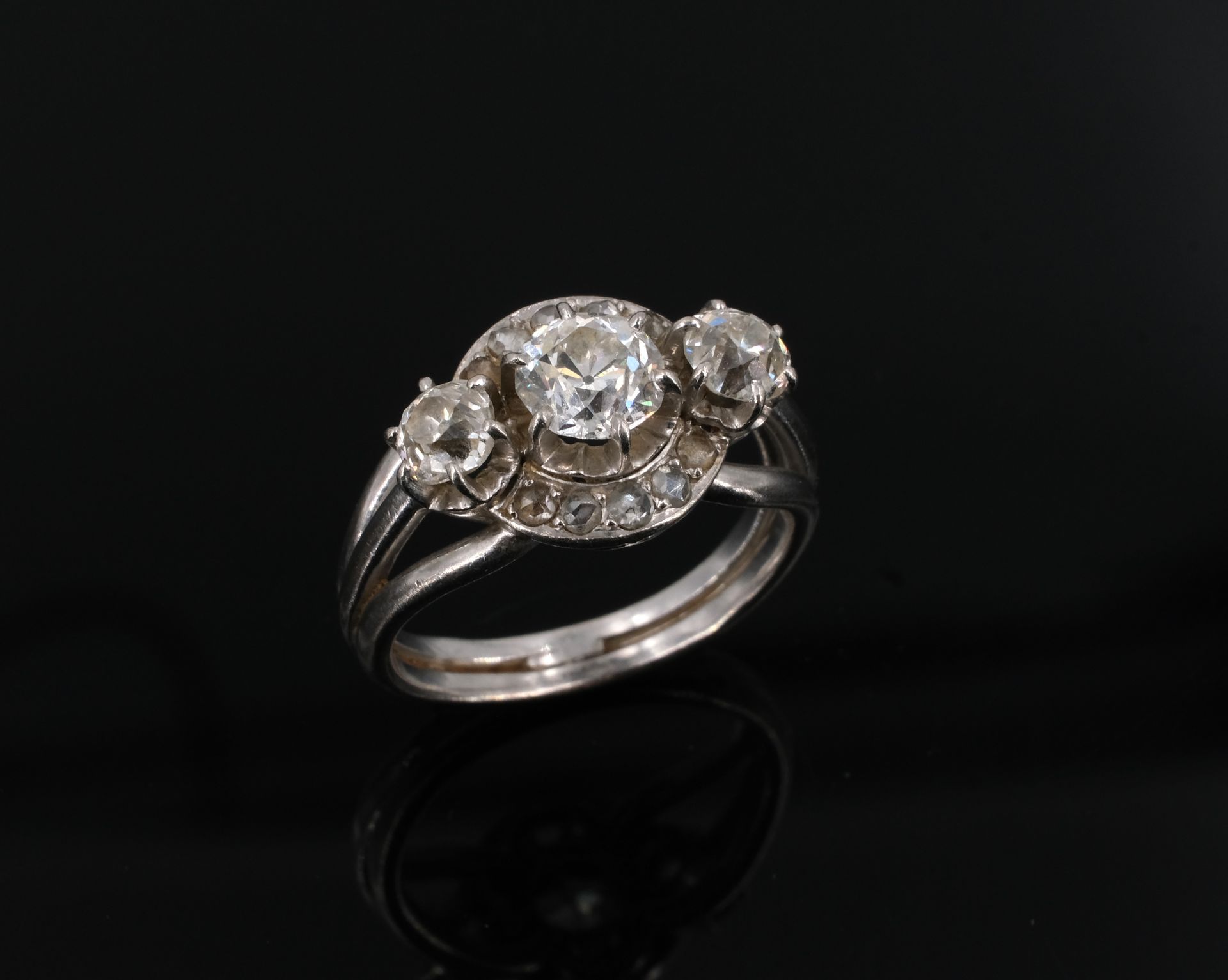 Null Art-Deco-Ring aus Weißgold und Platin, besetzt mit drei Altschliff-Diamante&hellip;