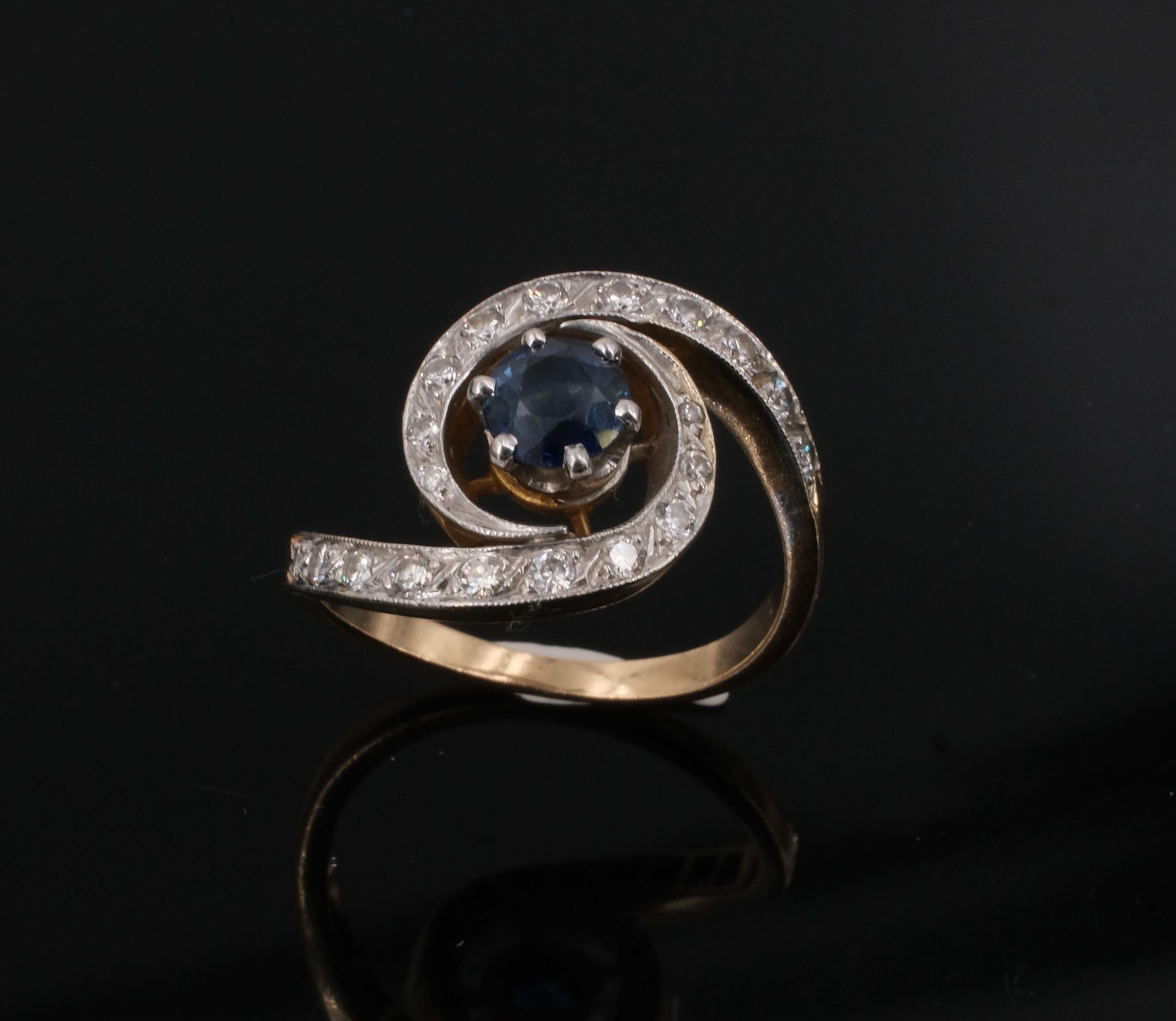 Null Tourbillon-Ring aus Gold, besetzt mit einem zentralen Saphir und Diamanten.&hellip;