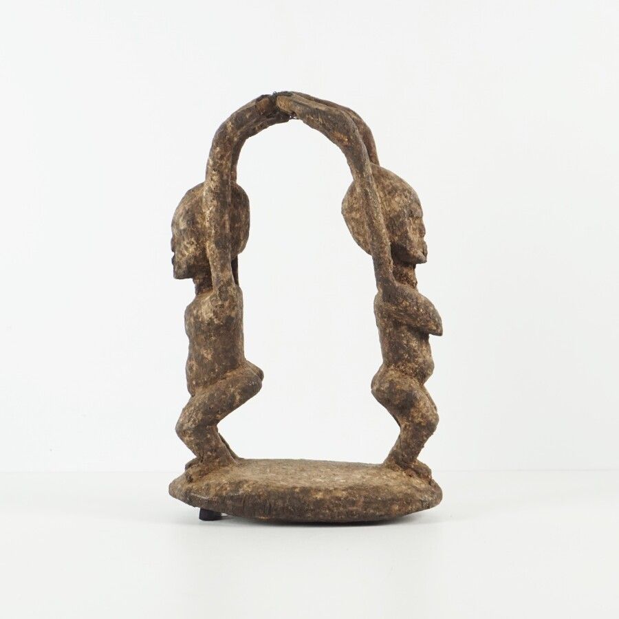 Petite sculpture en bois figurant deux personnages se tenant la main, Afrique, H&hellip;