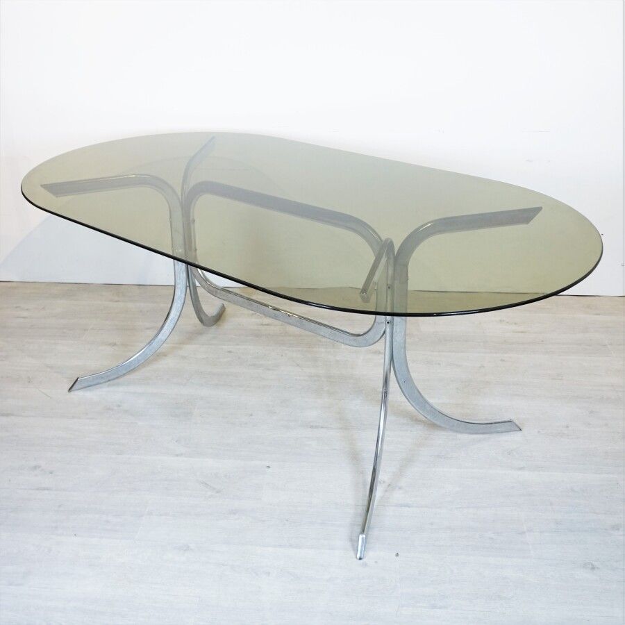 Null Gastone RINALDI (1920-2006)的风格，餐桌，镀铬金属底座，烟熏玻璃桌面，约1970年，高74厘米x180厘米x99厘米（镀铬金&hellip;