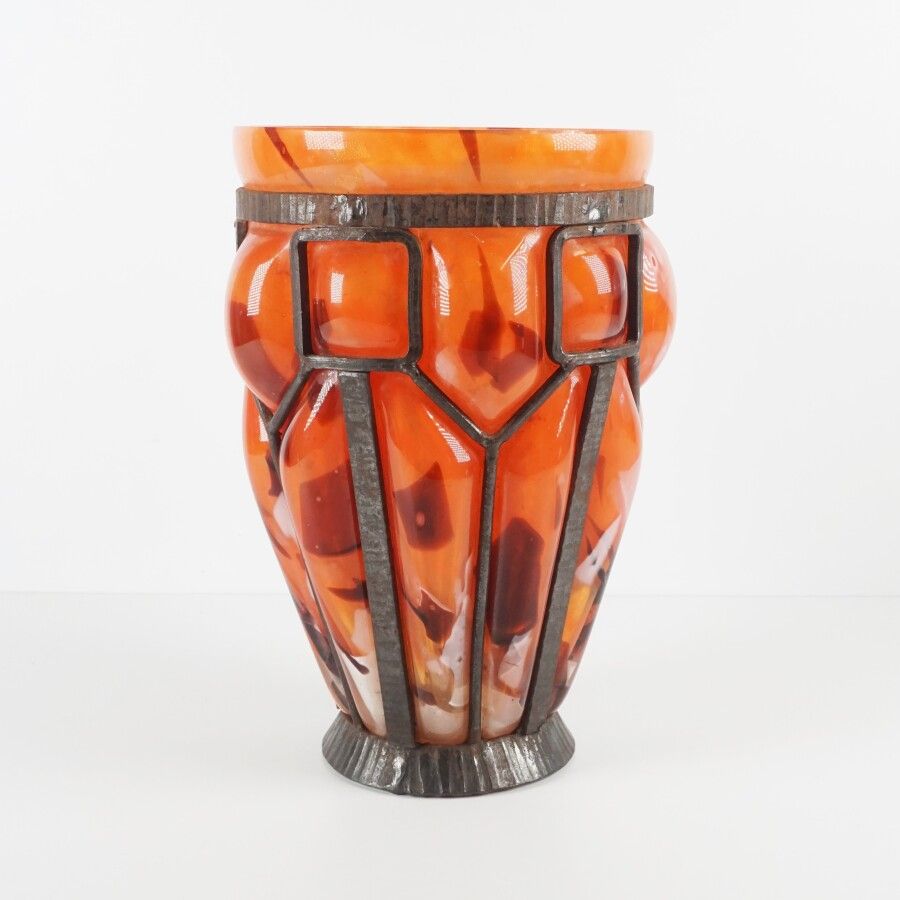 Null 在DAUM和Louis MAJORELLE(1859-1926)的品味中。吹制的喇叭形玻璃花瓶，染成橙色，内含褐色，装在有几何装饰的锻铁框架中，高26&hellip;