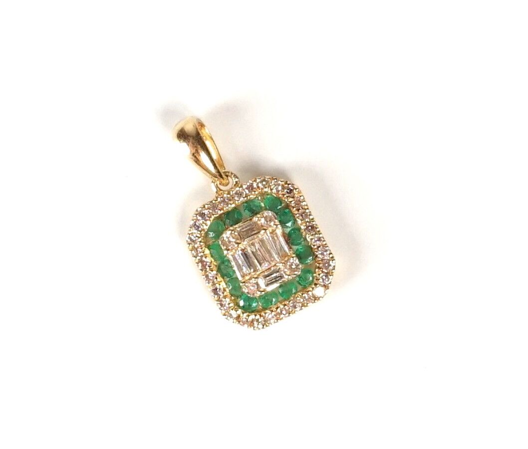 Null Rectangular pendant in 18K yellow gold (750/oo) with 7 baguette-cut diamond&hellip;