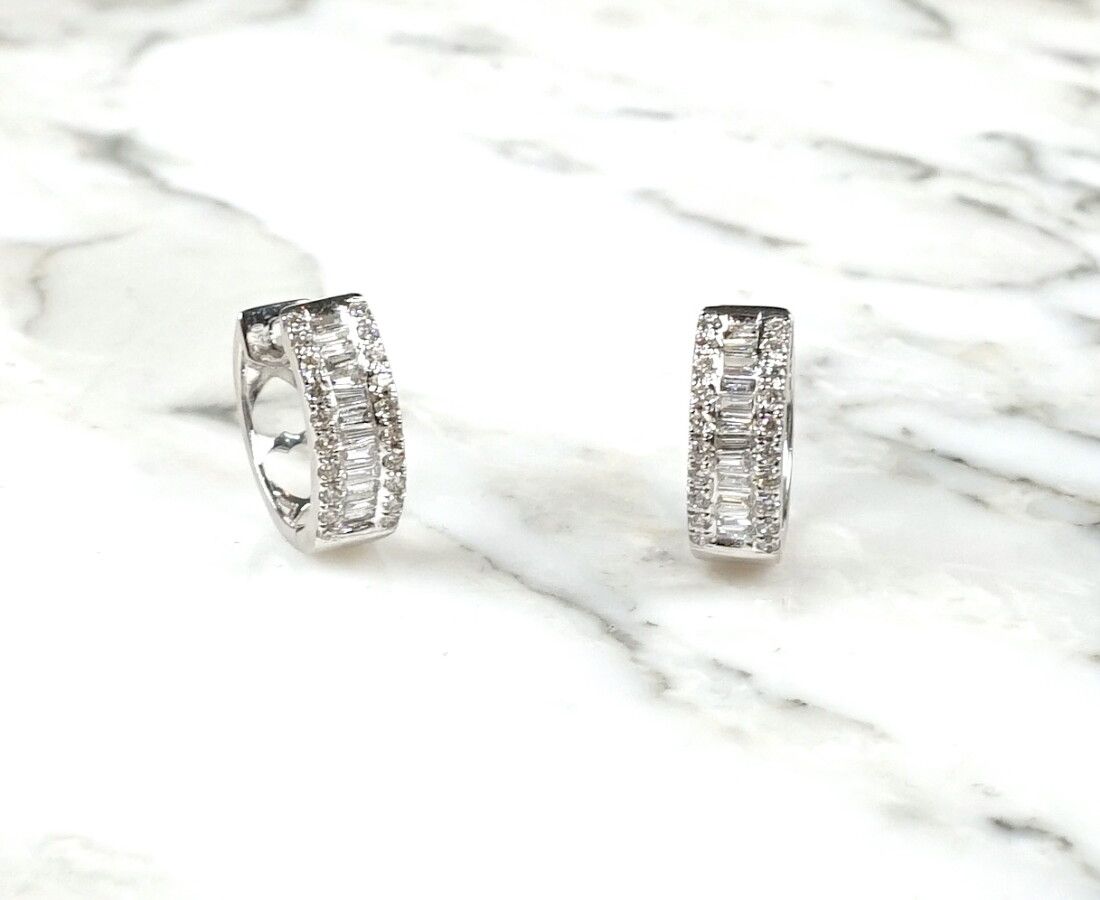 Null Boucles d'oreilles "Créoles" en or blanc 18K (750/oo) serties de 24 diamant&hellip;