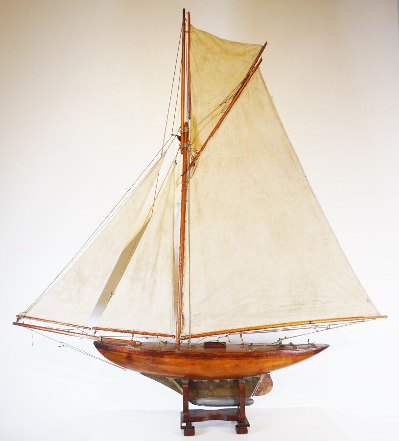 Null 重要的池塘帆船，带铅重龙骨，布帆，高度：170厘米。宽160厘米（前面的一个部分减弱了）。