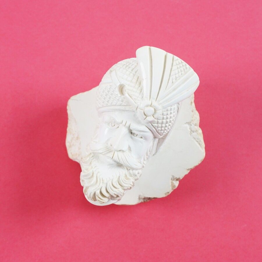 Null Sculpted meerschaum pipe bowl showing a man with a turban, H. 7 cm.